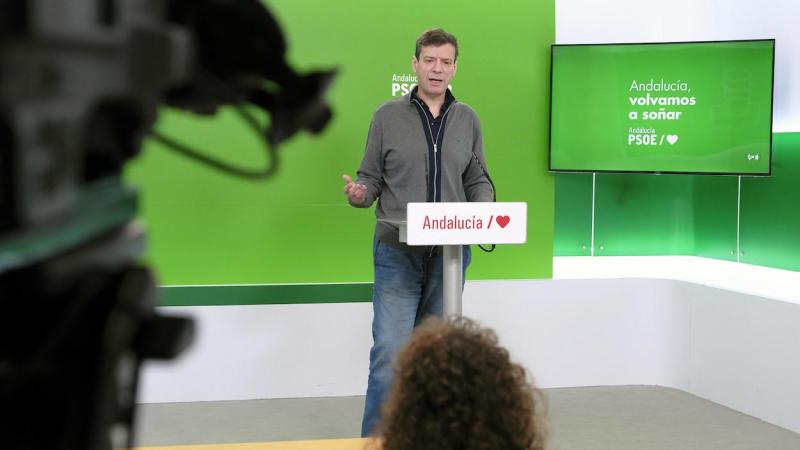 El dirigente socialista Carmelo Gómez, en rueda de prensa.