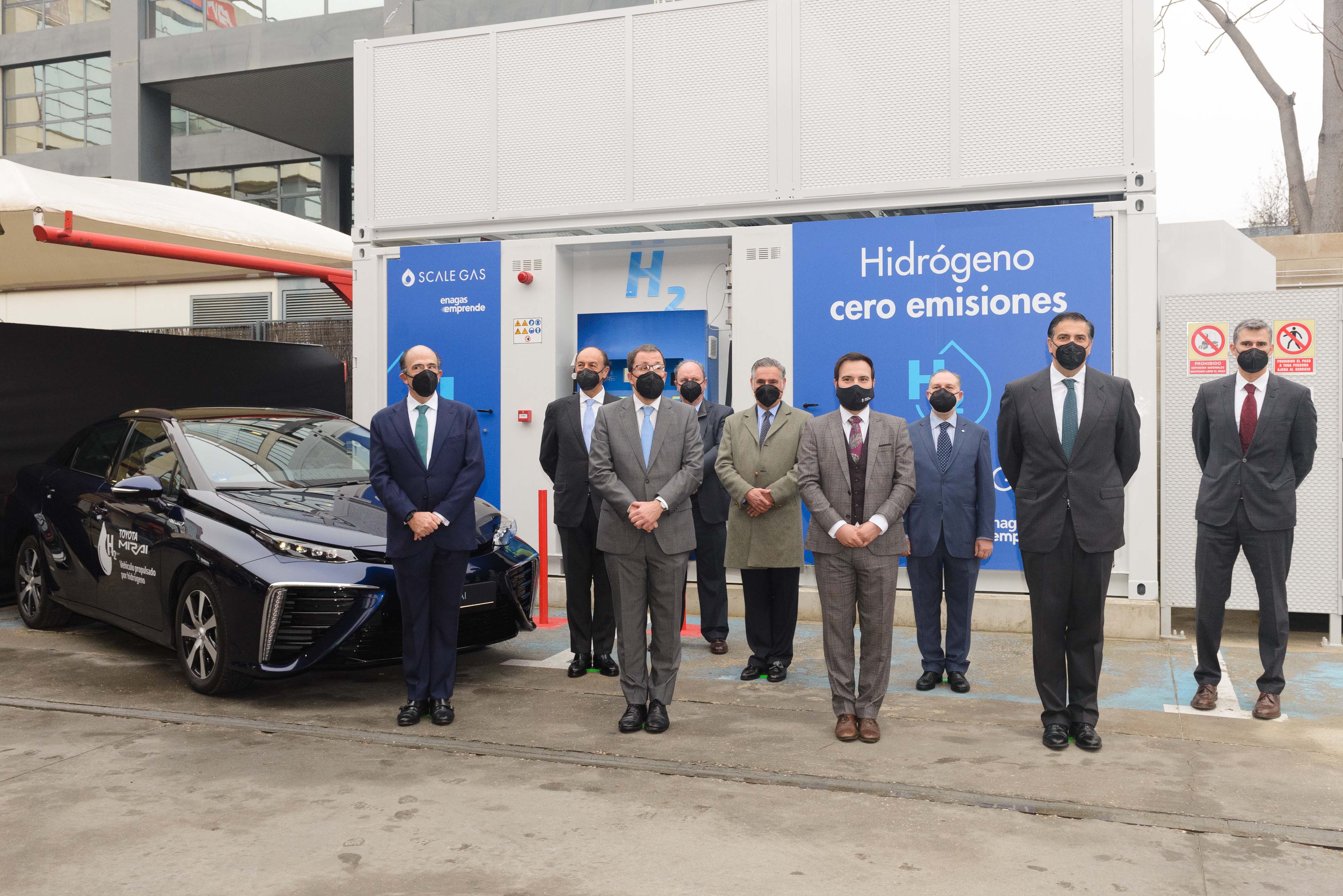  Foto de grupo de la inauguración de la primera estación de repostaje de hidrógeno de España