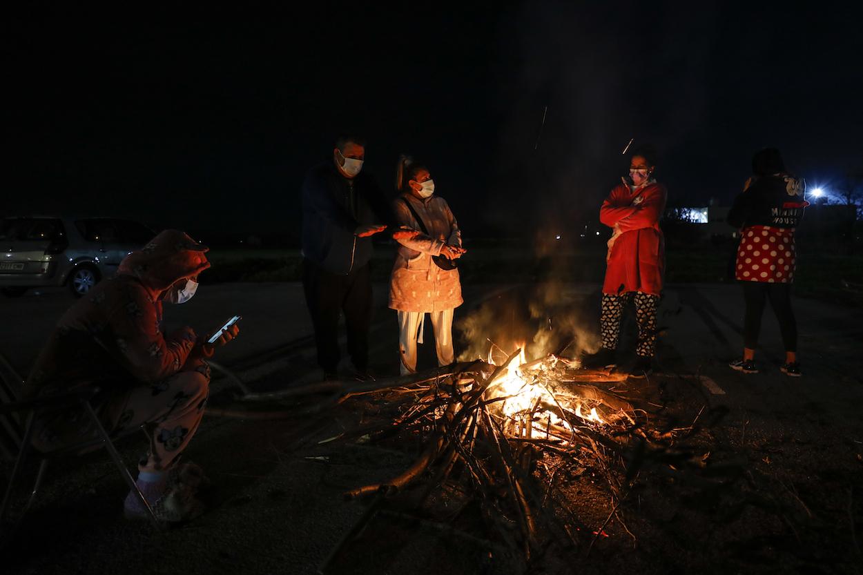 Otra noche al raso. Los terremotos han vuelta a sacar de sus casas a vecinos de Granada. ÁLEX CÁMARA/EP