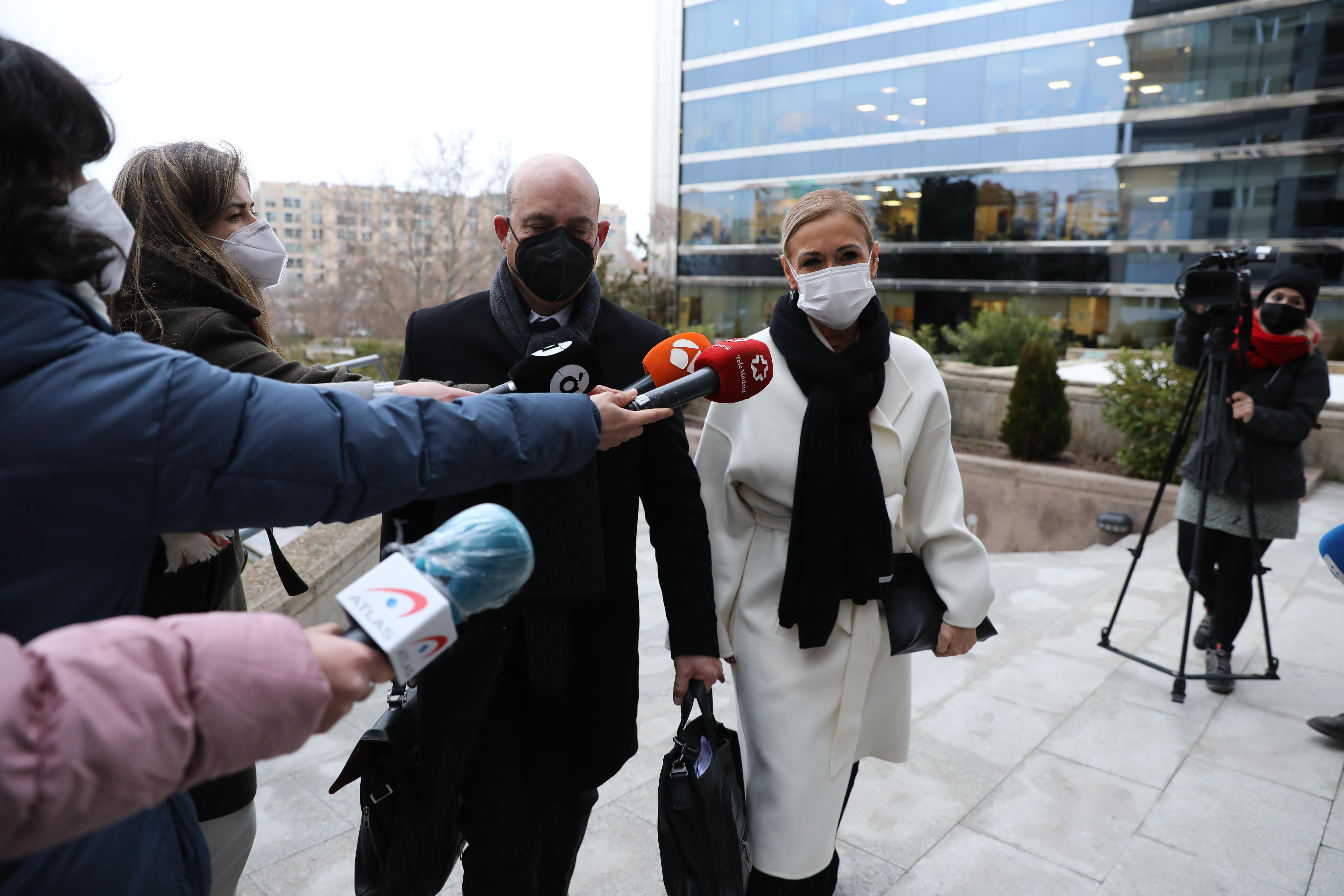 La expresidenta de la Comunidad de Madrid, Cristina Cifuentes, junto a su abogado en su llegada a la Audiencia de Madrid. Europa Press. 