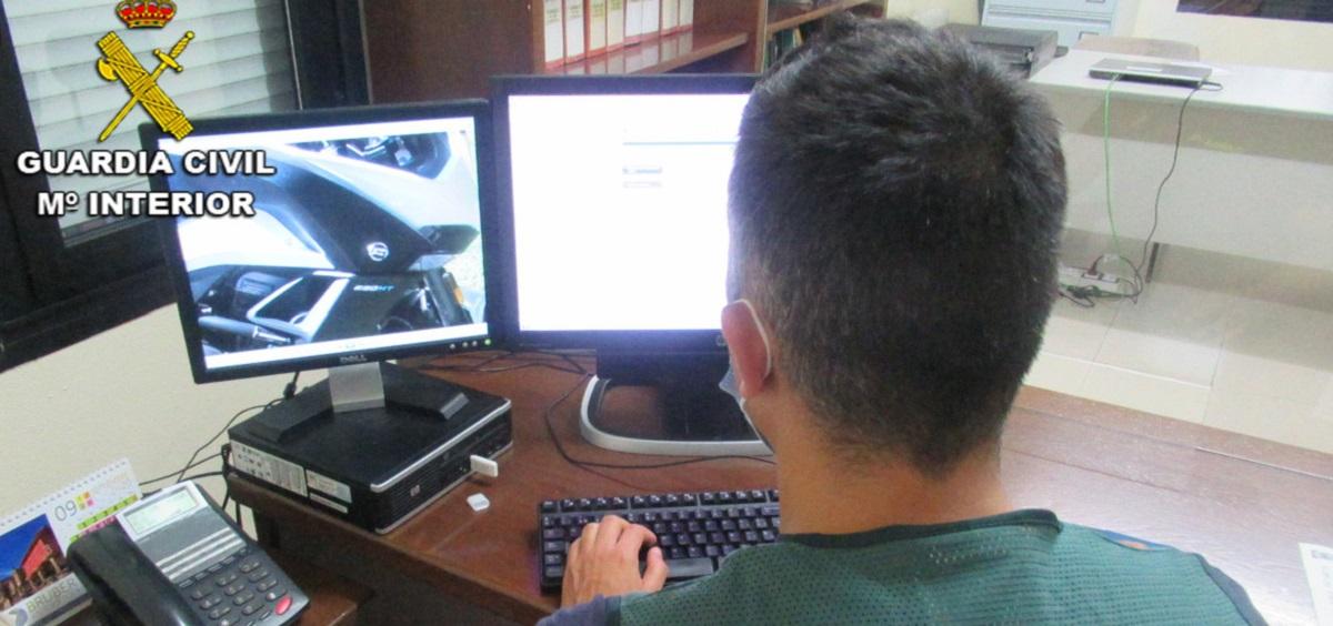 Un agente de la Guardia Civil ante un ordenador. Fuente Ministerio del Interior