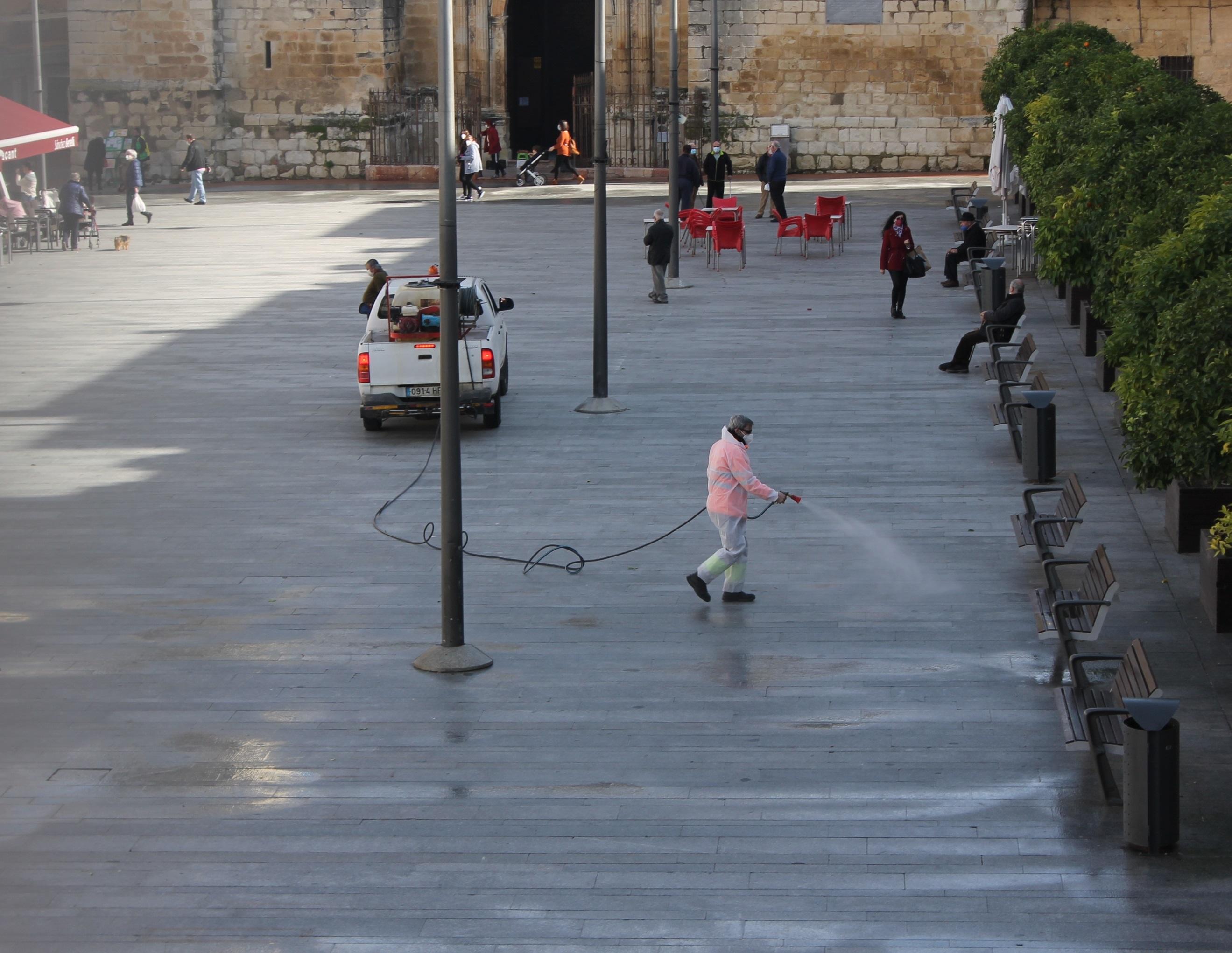 Desinfección de la plaza central de la localidad de Lucena (Córdoba). EP