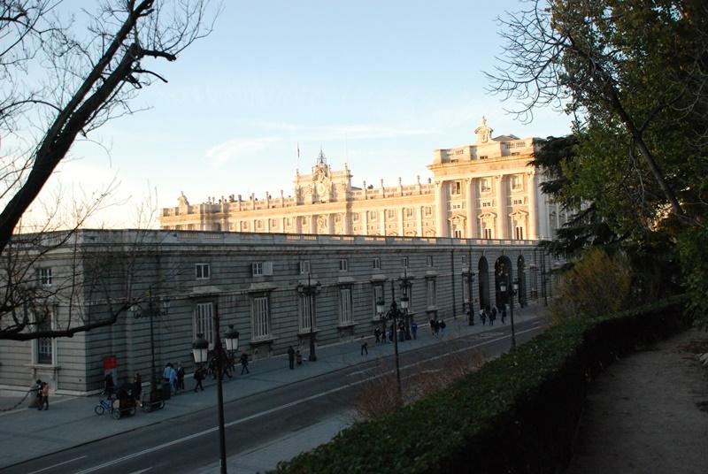 Al final Juan Bautista Sachetti (discípulo de Juvarra) adaptó el proyecto al solar del antiguo Alcázar, creando el Palacio Real que conocemos hoy