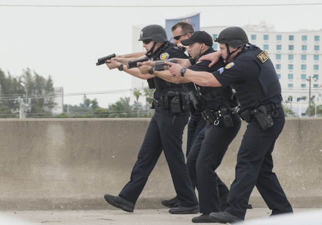 Varias personas murieron y al menos seis resultaron heridas hoy en el Aeropuerto Internacional de Fort Lauderdale-Hollywood, después de que una persona, que ya fue detenida, abriese fuego en la zona de recogida de equipajes, indicaron las autoridades Varias personas murieron y al menos seis resultaron heridas hoy en el Aeropuerto Internacional de Fort Lauderdale-Hollywood, después de que una persona, que ya fue detenida, abriese fuego en la zona de recogida de equipajes, indicaron las autoridades