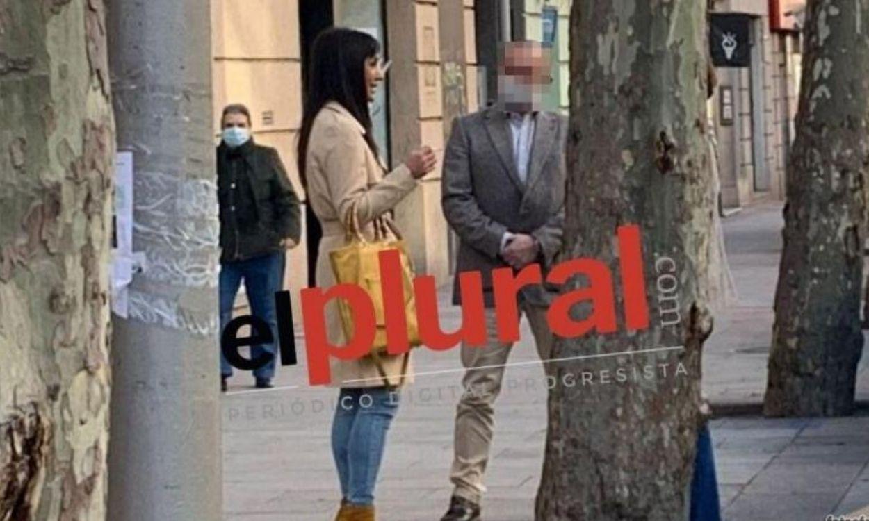 Begoña Villacís, 'cazada' fumando, sin mascarilla y sin guardar la distancia mínima.  Imagen en exclusiva de ElPlural.com