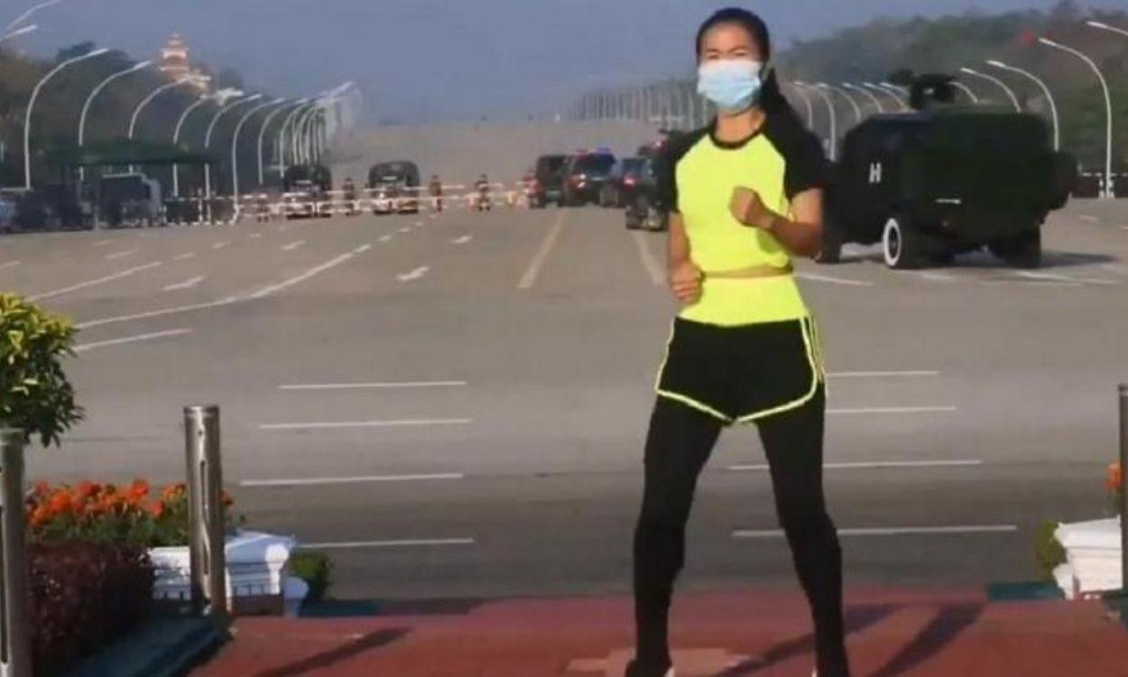 Una mujer se graba haciendo aerobic mientras capta el golpe de estado en Myanmar. Captura de Vídeo. 