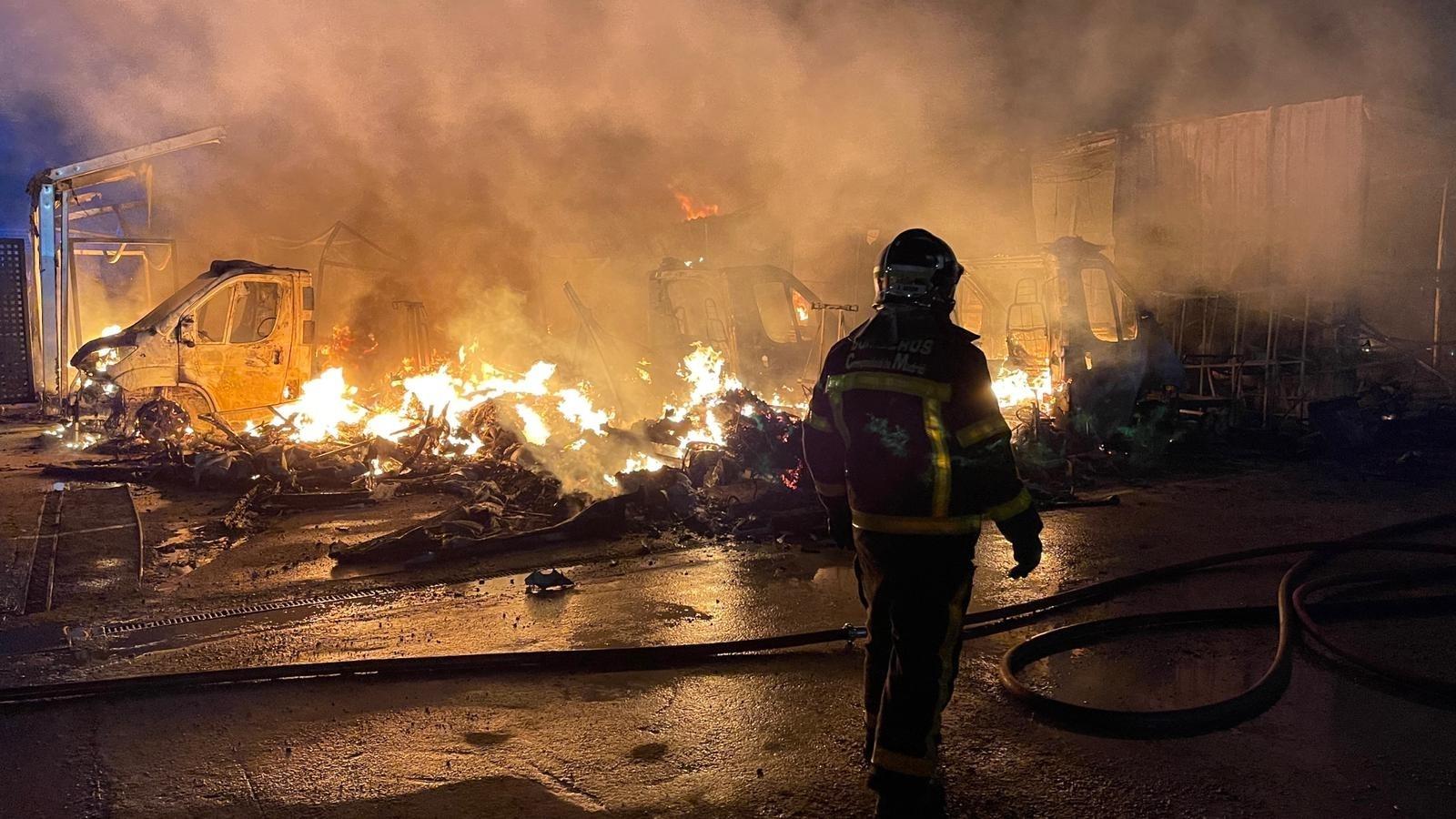 Aparatoso incendio en un aparcamiento de caravanas en Alcalá de Henares. Foto: Emergencias 112
