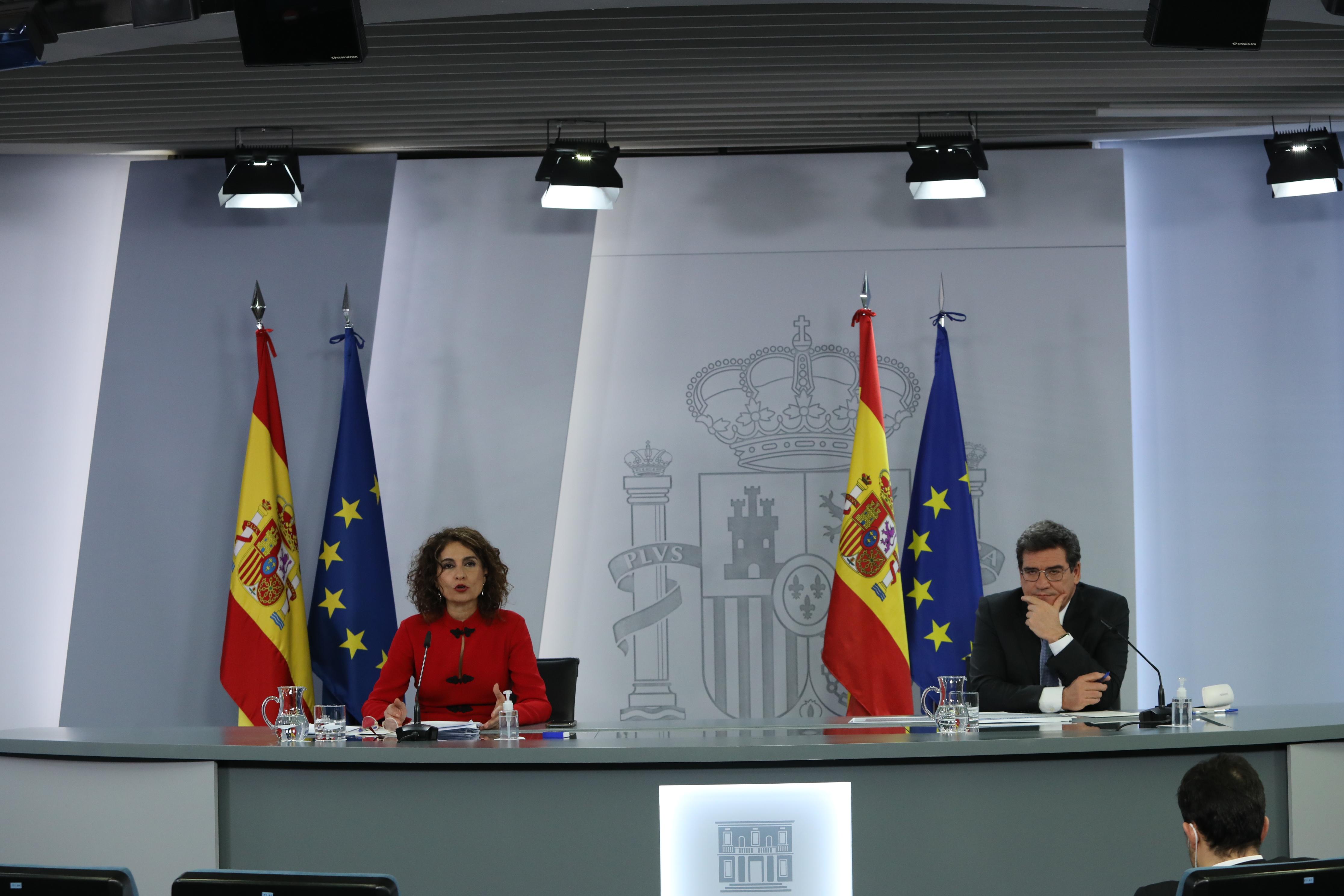 La ministra de Hacienda y portavoz del Gobierno, María Jesús Montero, y el ministro de Inclusión, Seguridad Social y Migraciones, José Luis Escrivá en la rueda de prensa posterior al Consejo de Ministros. Europa Press