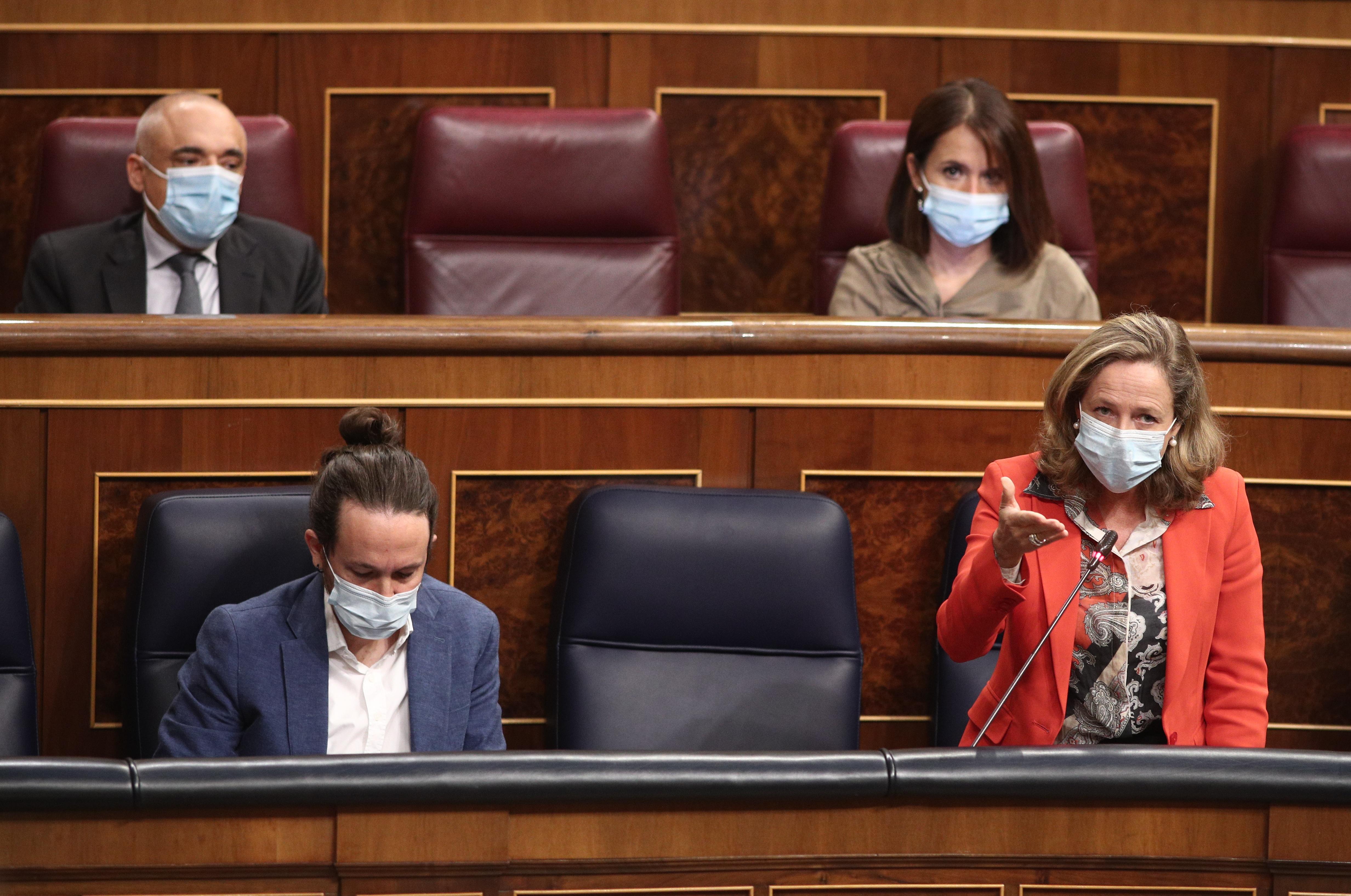 Pablo Iglesias y Nadia Calviño en una sesión en el Congreso de los Diputados. Europa Press
