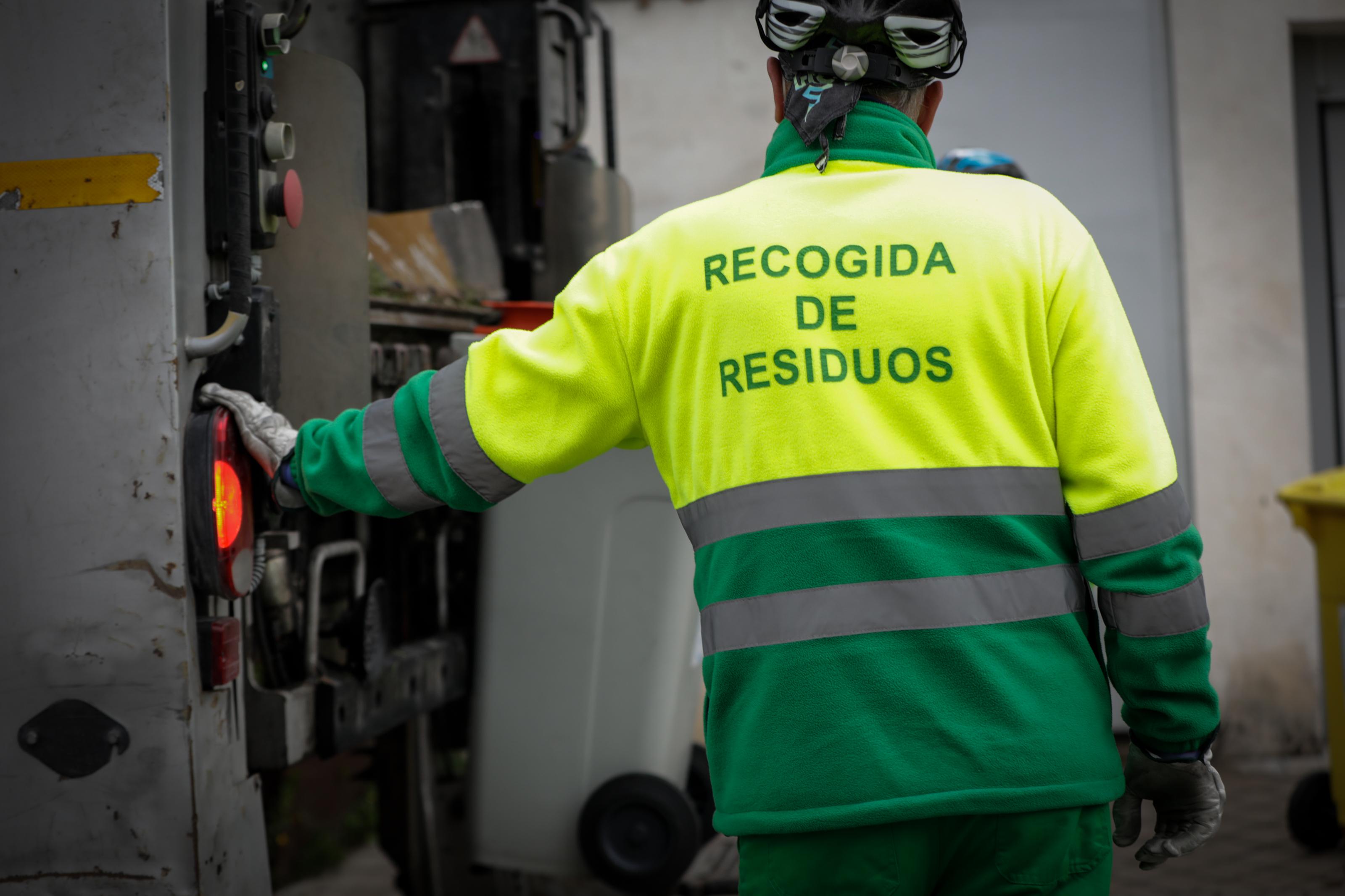 Imagen de archivo de un operario de recogida de residuos. EP