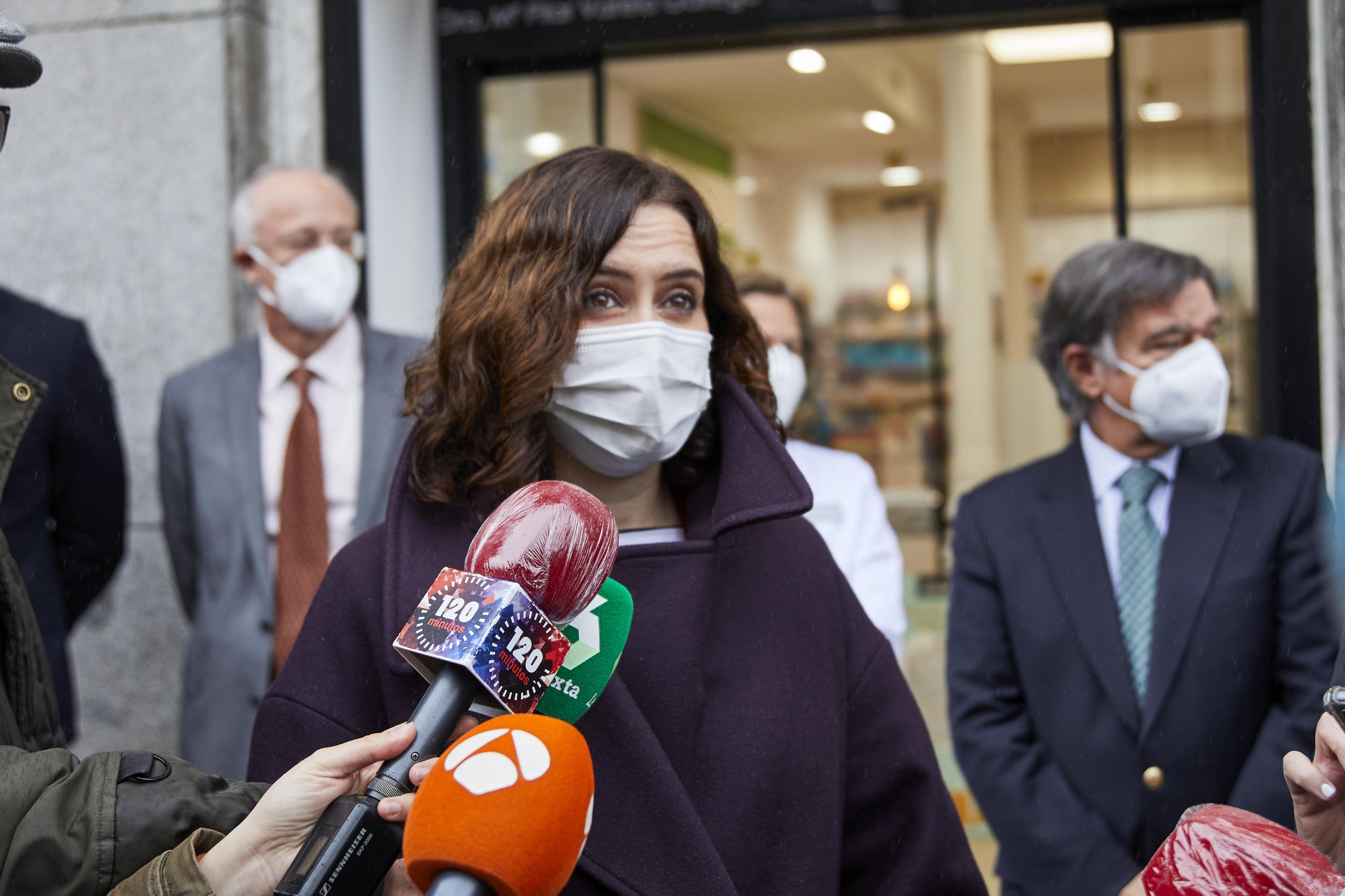 La presidenta de la Comunidad de Madrid, Isabel Díaz Ayuso, se dirige a los medios durante su visita a una farmacia de la capital. Fuente: Europa Press.