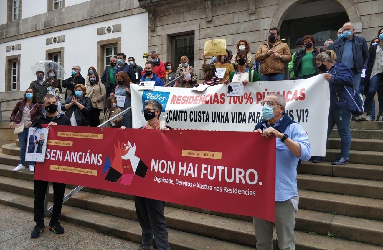 Imagen de una protesta de familiares usuarios residencias celebrada en Vigo el pasado mes de septiembre (Foto: Europa Press).