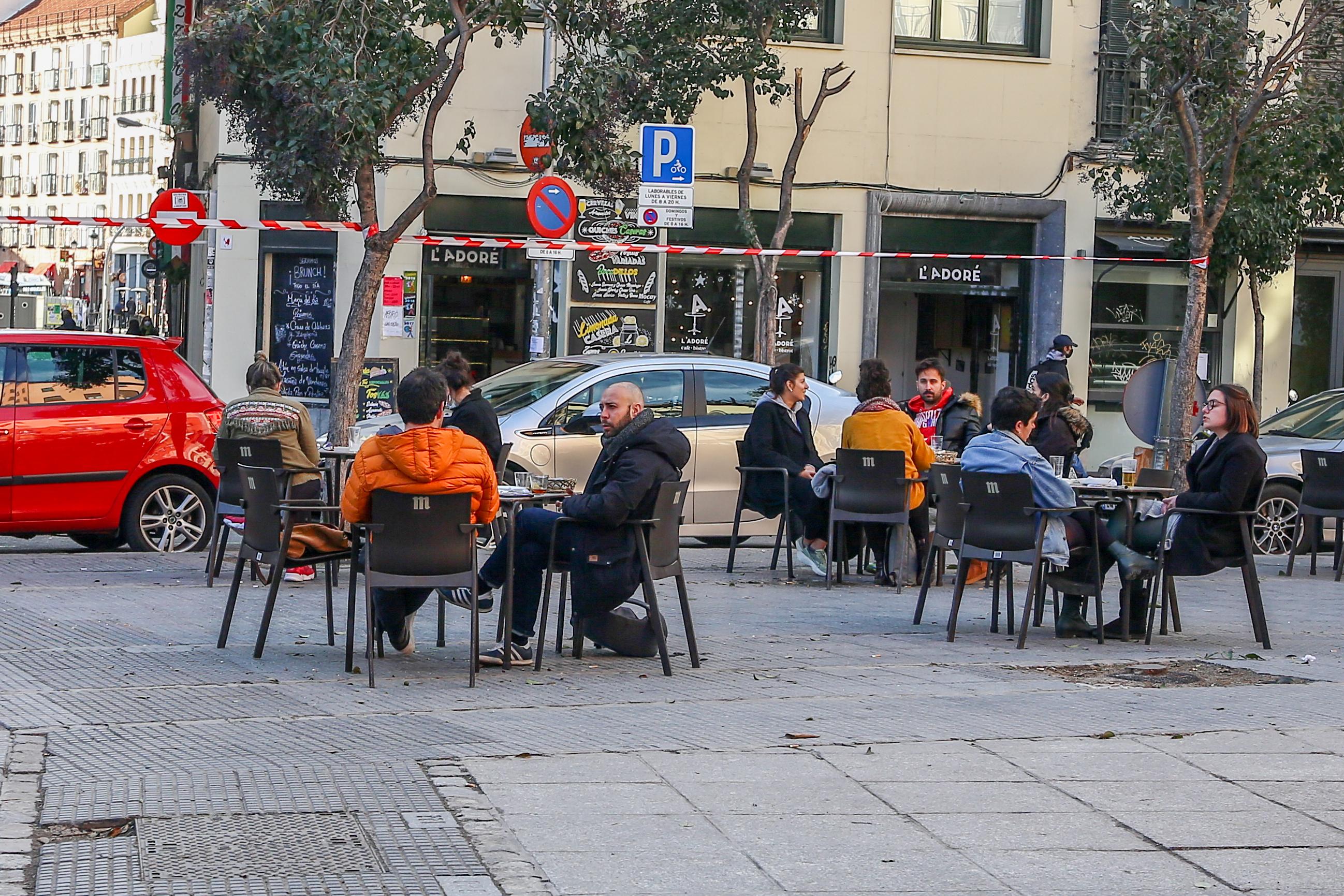 Varias mesas en una terraza del distrito de La Latina en Madrid (España), a 1 de febrero de 2021. EP