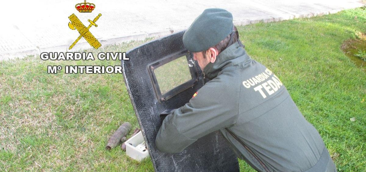 Un miembro de los Tedax de la Guardia Civil haciendo su trabajo. Fuente: Ministerio del Interior
