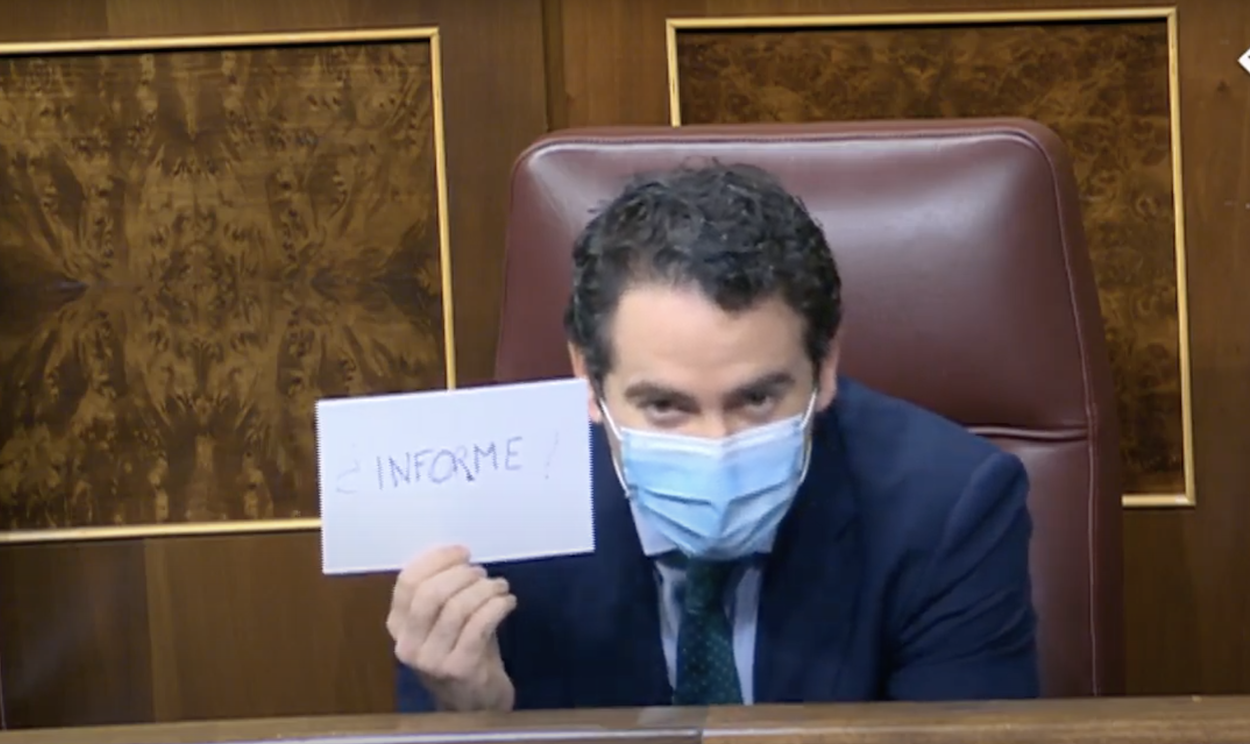 Teodoro García Egea enseñando una tarjeta durante la sesión de control al Gobierno
