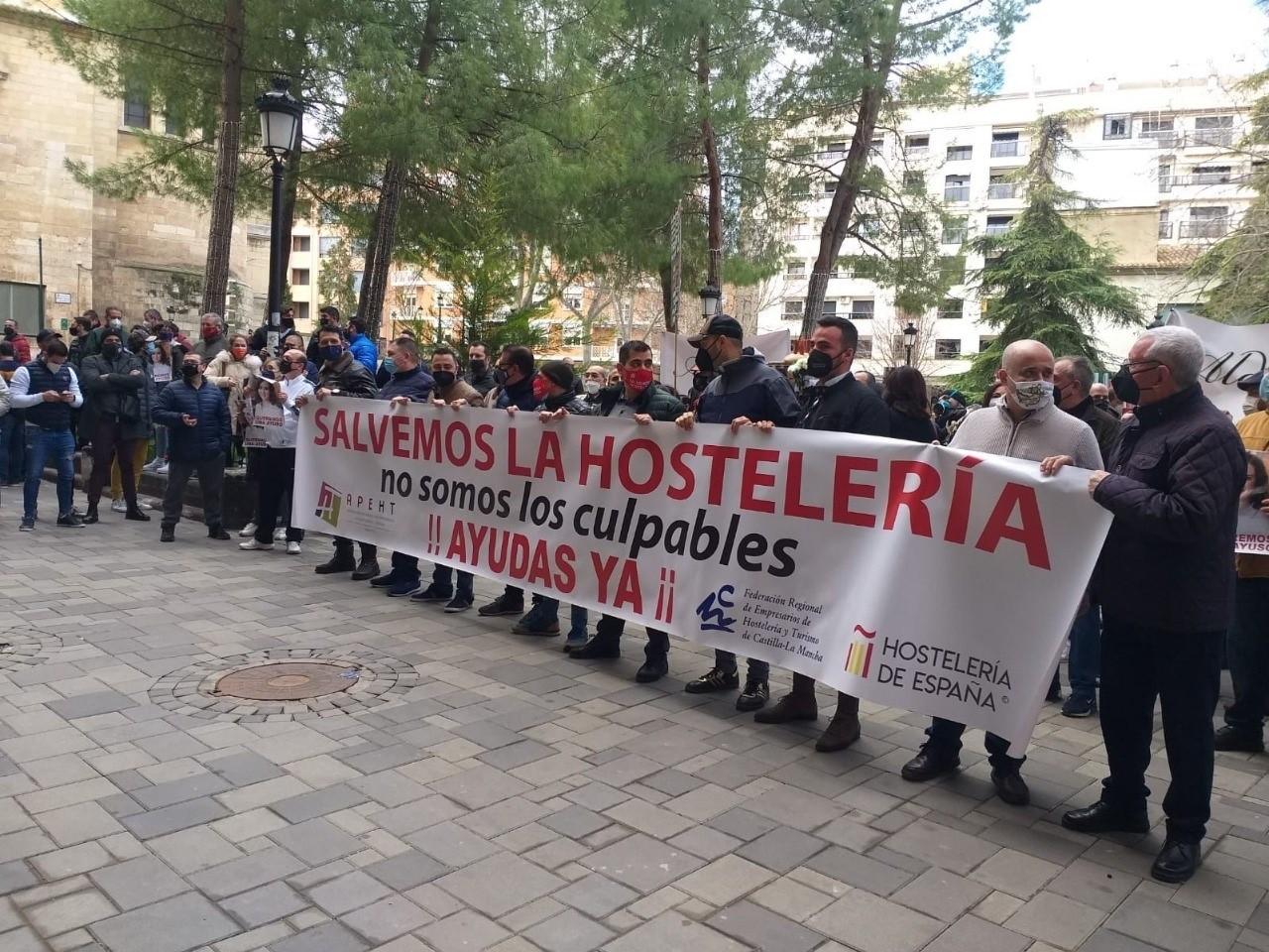 Los hosteleros de Albacete se manifiestan frente al Ayuntamiento. Europa Press