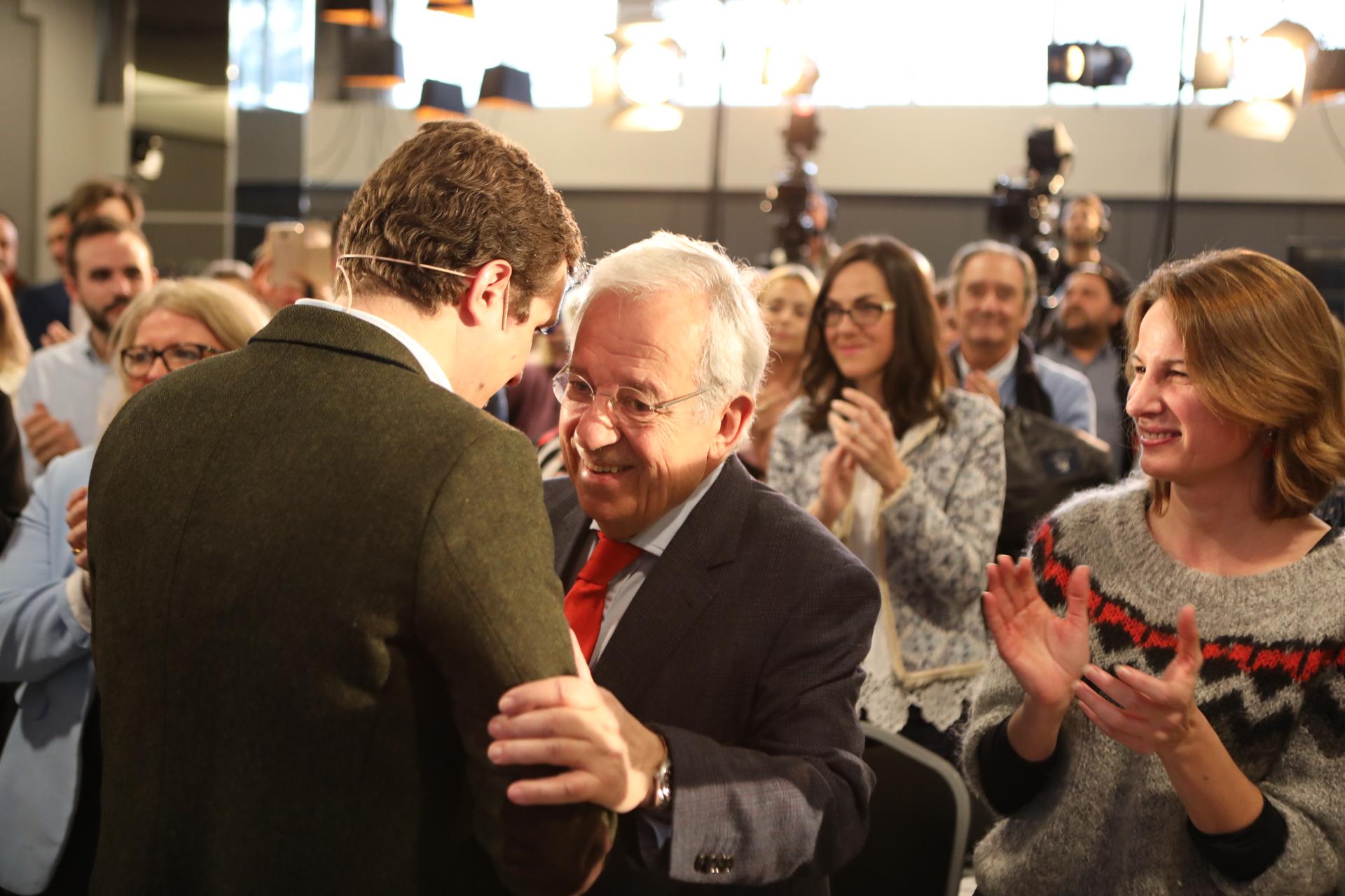 El presidente del PP, Pablo Casado, abraza al exdiputado del PP, Jaime Ignacio del Burgo.