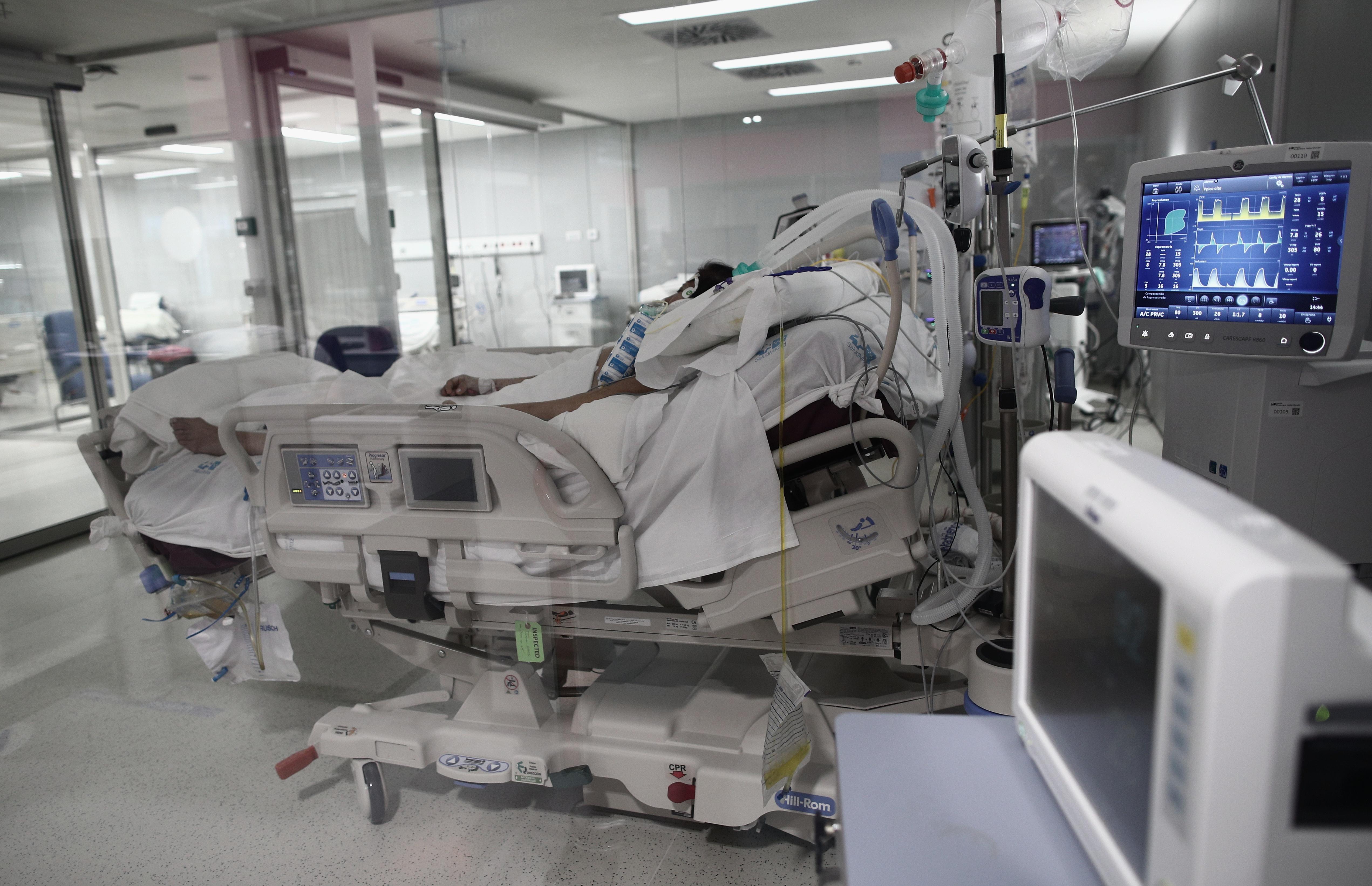Un enfermo en una cama de la UCI del Hospital de Emergencias Isabel Zendal de la Comunidad de Madrid. Europa Press