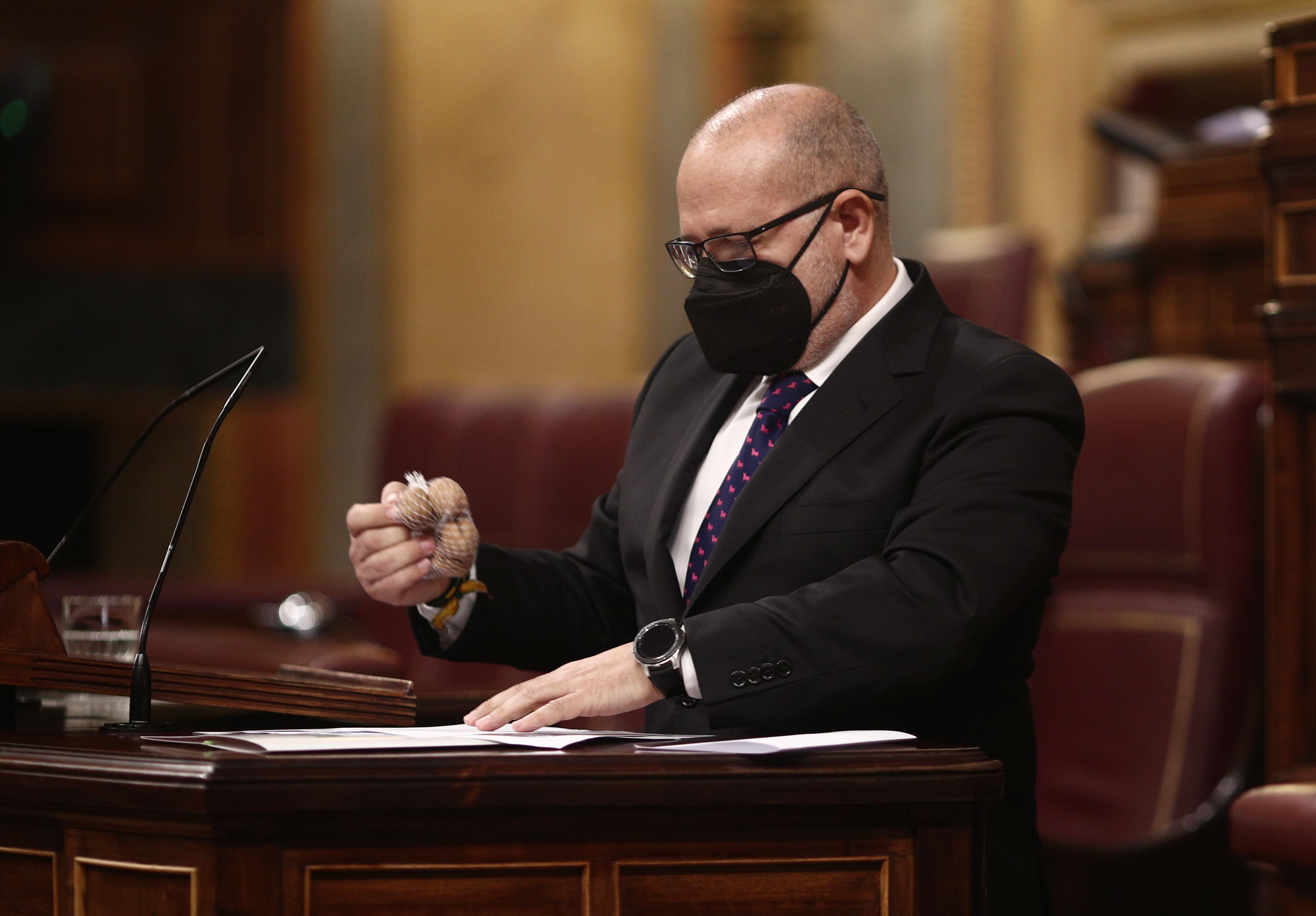 Francisco José Alcaraz enseña uno de los objetos más raros nunca vistos en el Congreso. Europa Press