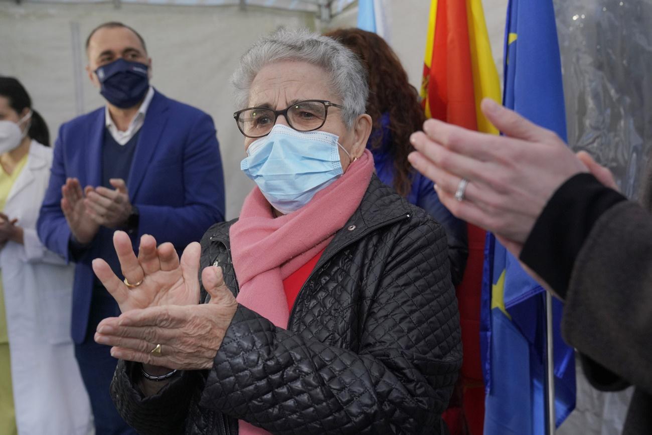 Mañana finalizan las vacunaciones en residencias gallegas, poco más de un mes después de que Nieves Cabo, en la imagen, fuera la primera en recibir la vacuna en la región (Foto: Europa Press).