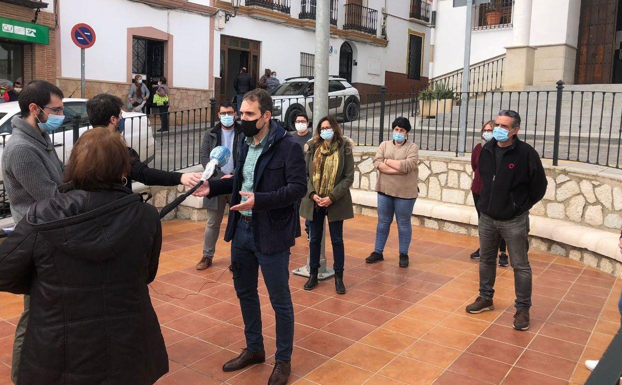 El coordinador general de IU Andalucía, Toni Valero, este viernes en la localidad malagueña de Valle de Abdalajís .