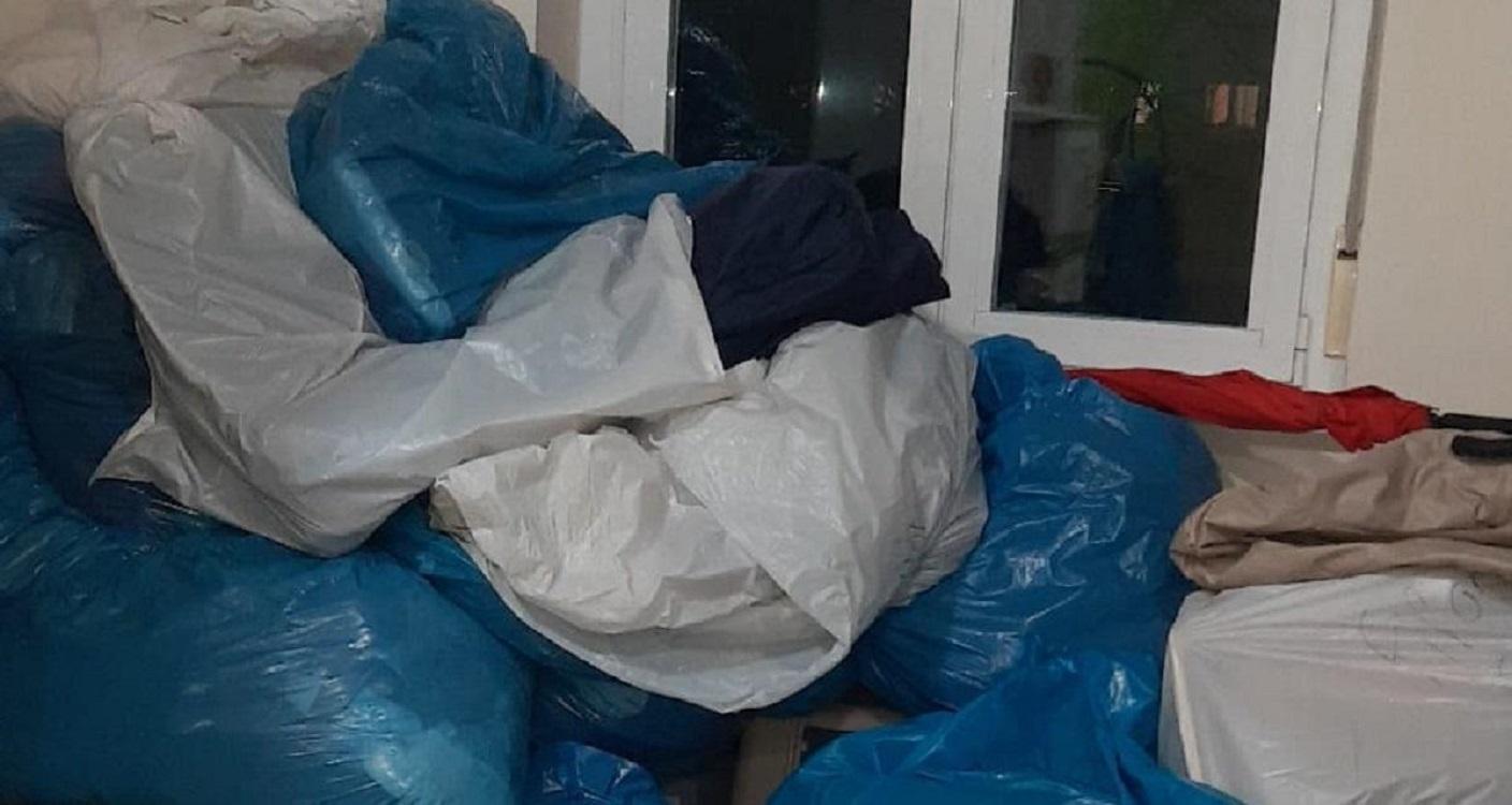 Bolsas con la ropa de ancianos fallecidos amontonada desde hace meses en la Gran Residencia de Madrid