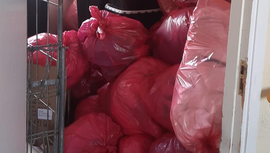 Bolsas rojas donde se acumulan los residuos contaminados durante días en la Gran Residencia