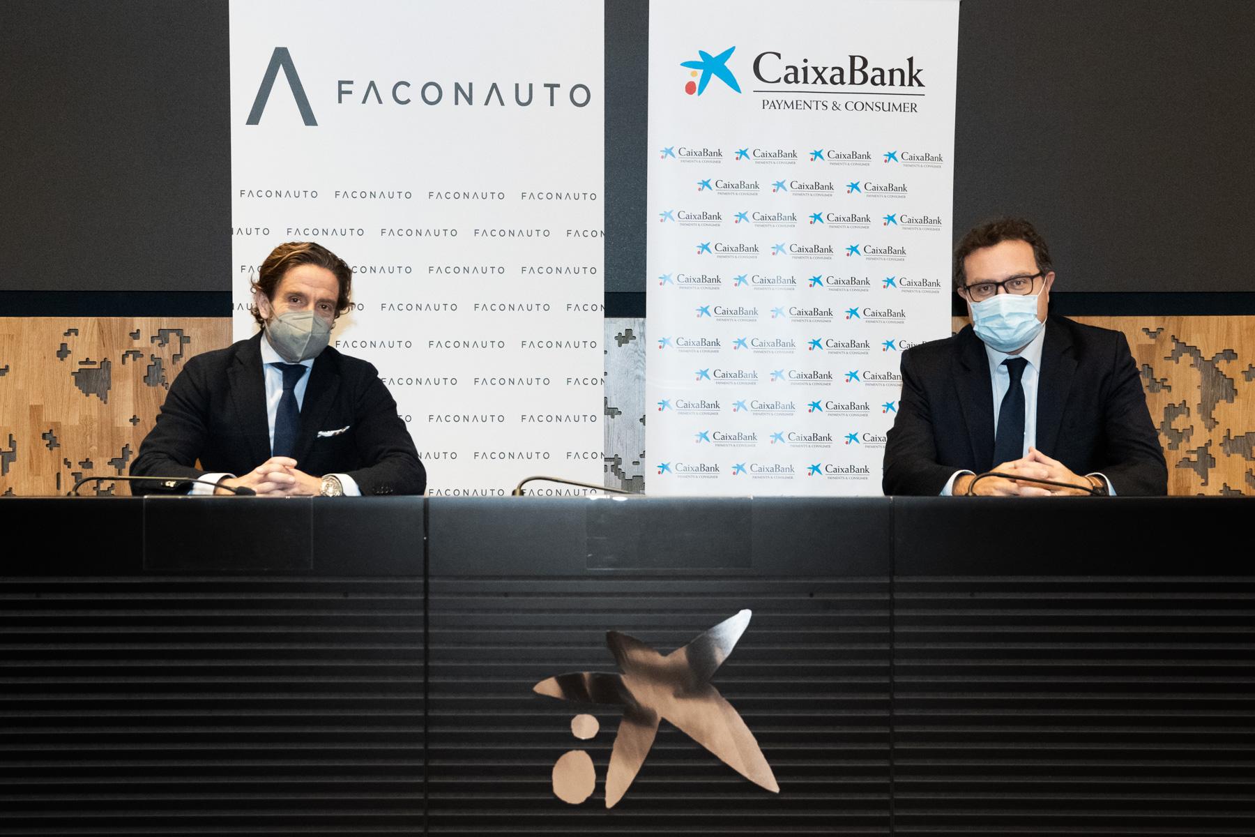 El presidente de Faconauto, Gerardo Pérez, y Xavier Oms, director de movilidad y vendors de CaixaBank Payments & Consumer, han escenificado este nuevo compromiso entre ambas organizaciones