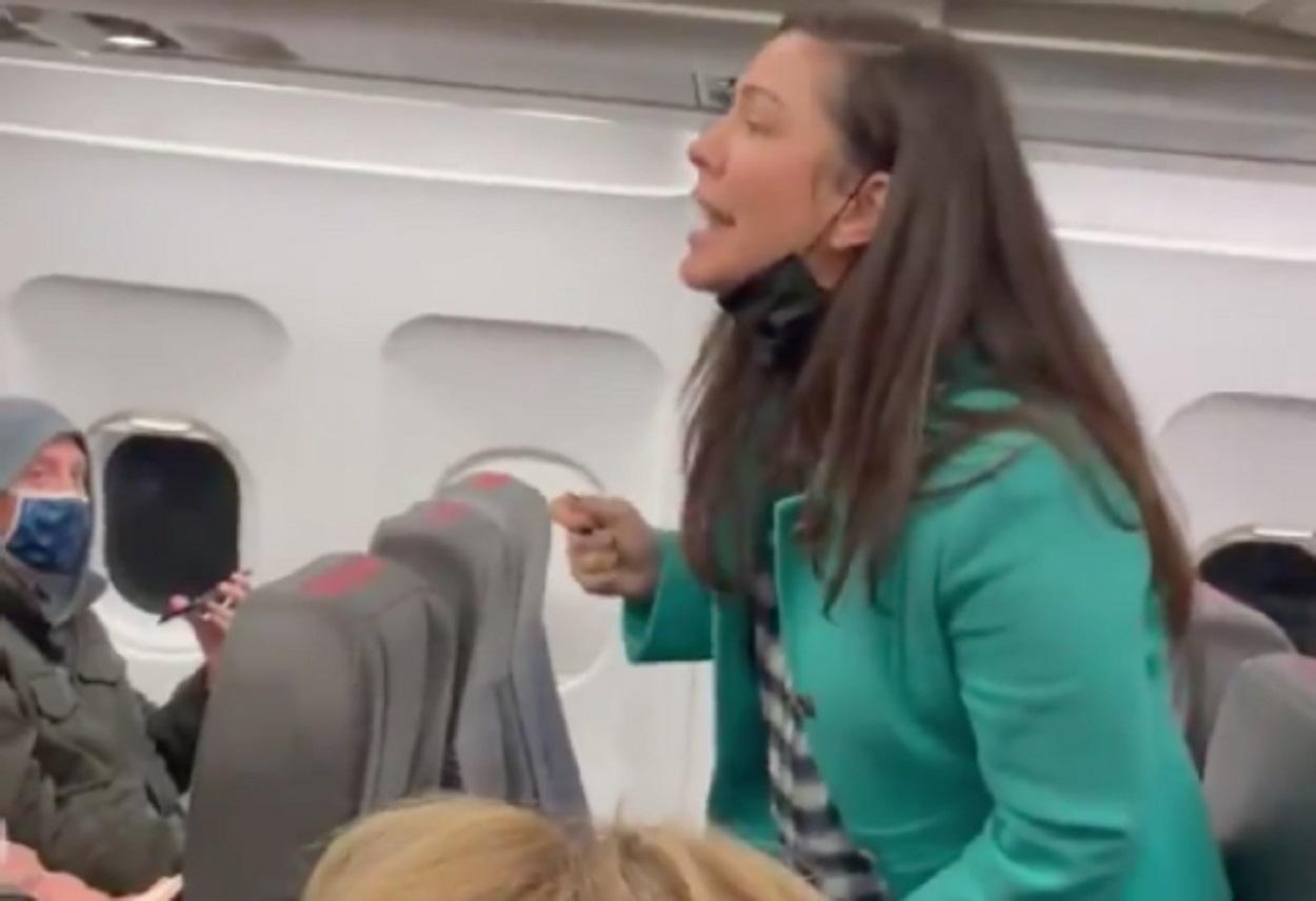 Una mujer es detenida por negarse a poner la mascarilla en un vuelo. Twitter