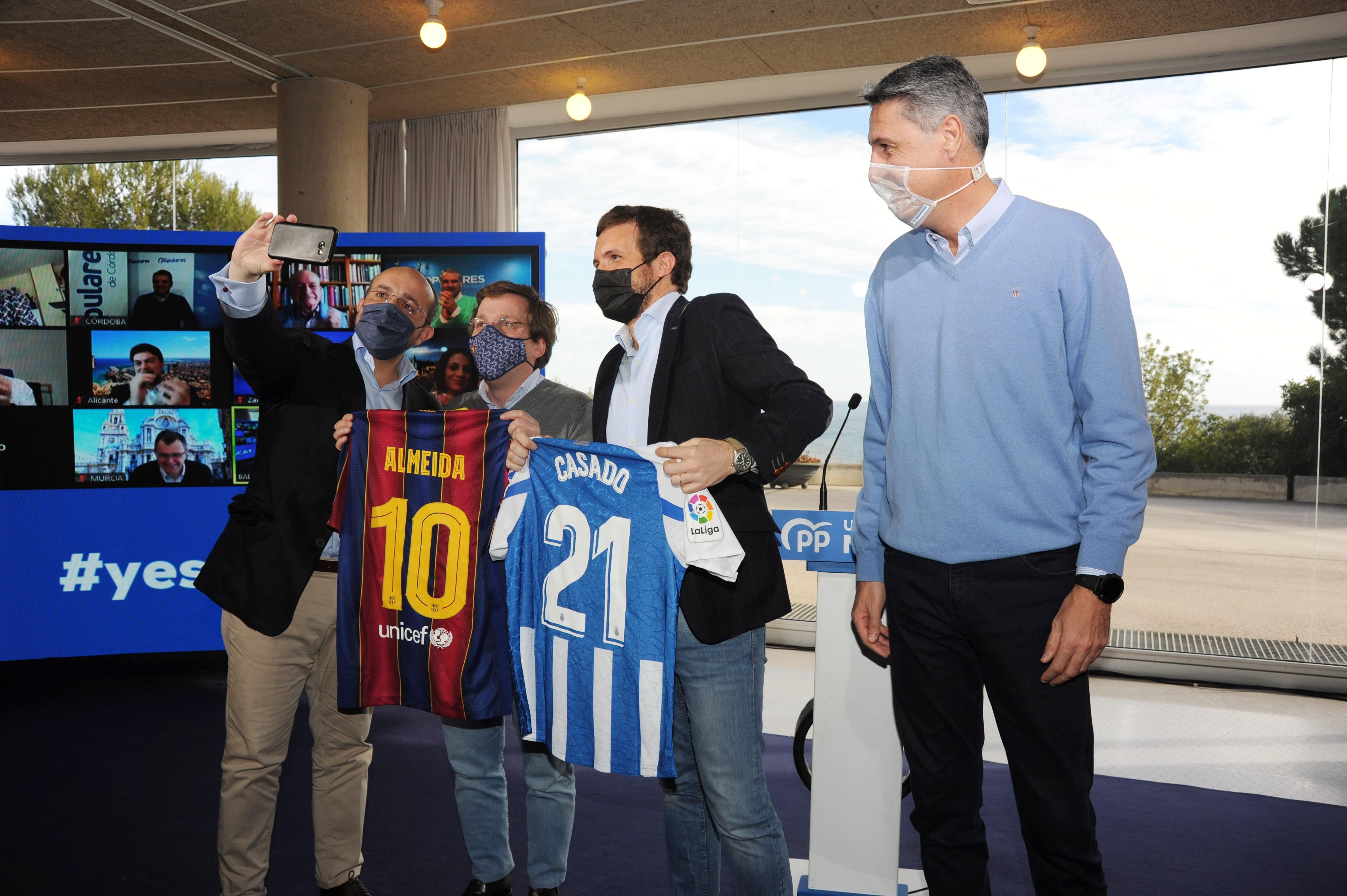 Almeida y Casado posan en campaña con las camisetas del Barça y El Espanyol. EP