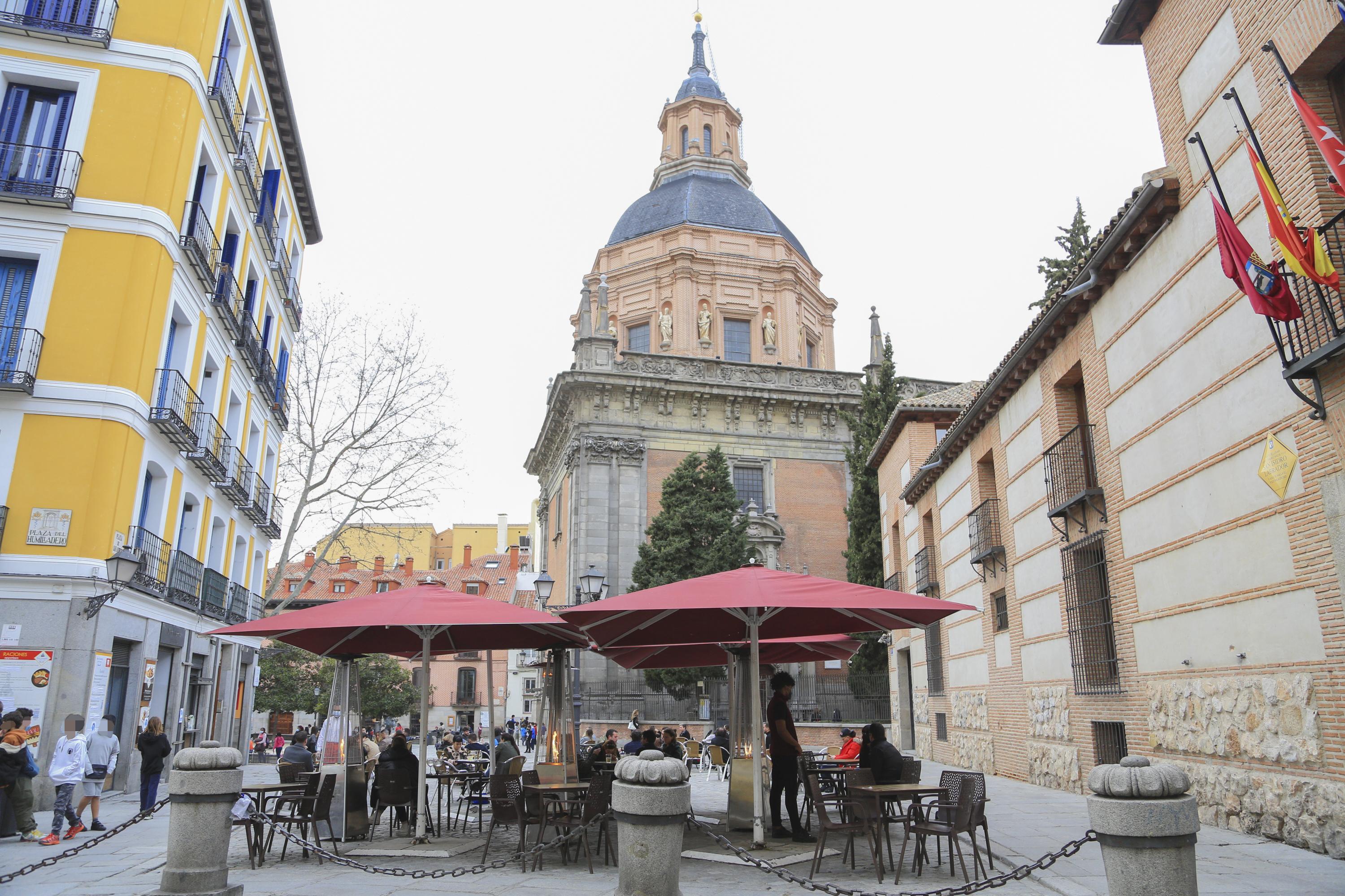 Varias personas en la terraza de un bar en el centro de Madrid (España), a 5 de febrero de 2021