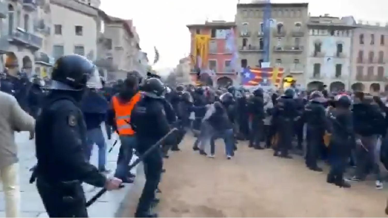 Enfrentamientos entre independentistas y miembros de Vox en Vic (Barcelona)