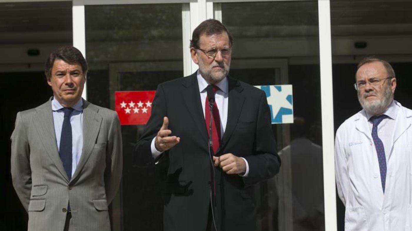El expresidente del Gobierno Mariano Rajoy, junto al expresidente de la Comunidad de Madrid Ignacio González, y al director gerente del Hospital de la Paz, Rafael Pérez-Santamarina. EP