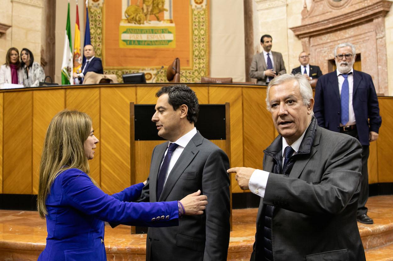 Javier Arenas señana a Juan Manuel Moreno en la sesión del Parlamento que lo designó senador, en febrero de 2019. JESÚS PRIETO/EP