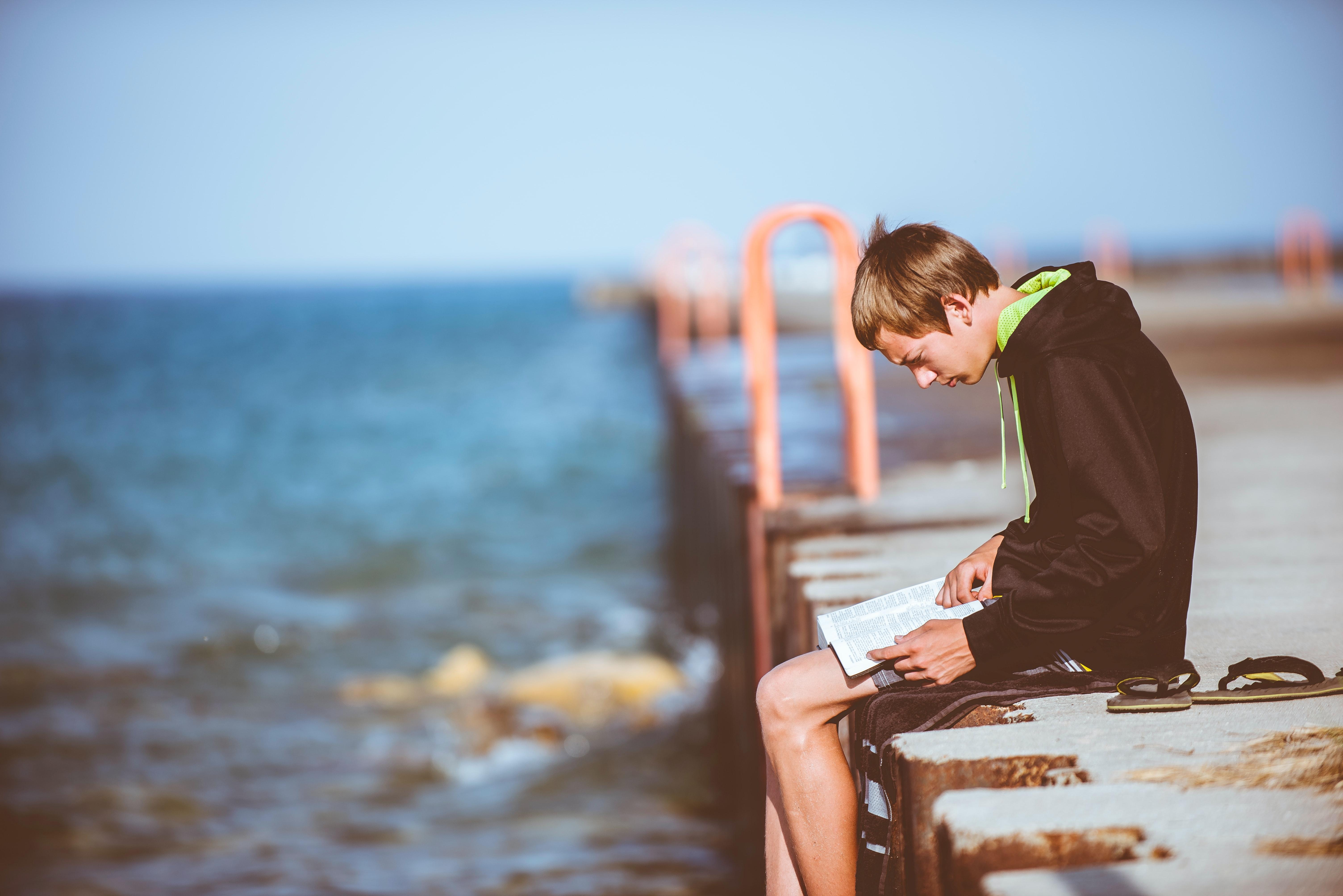 Joven leyendo. Unsplash