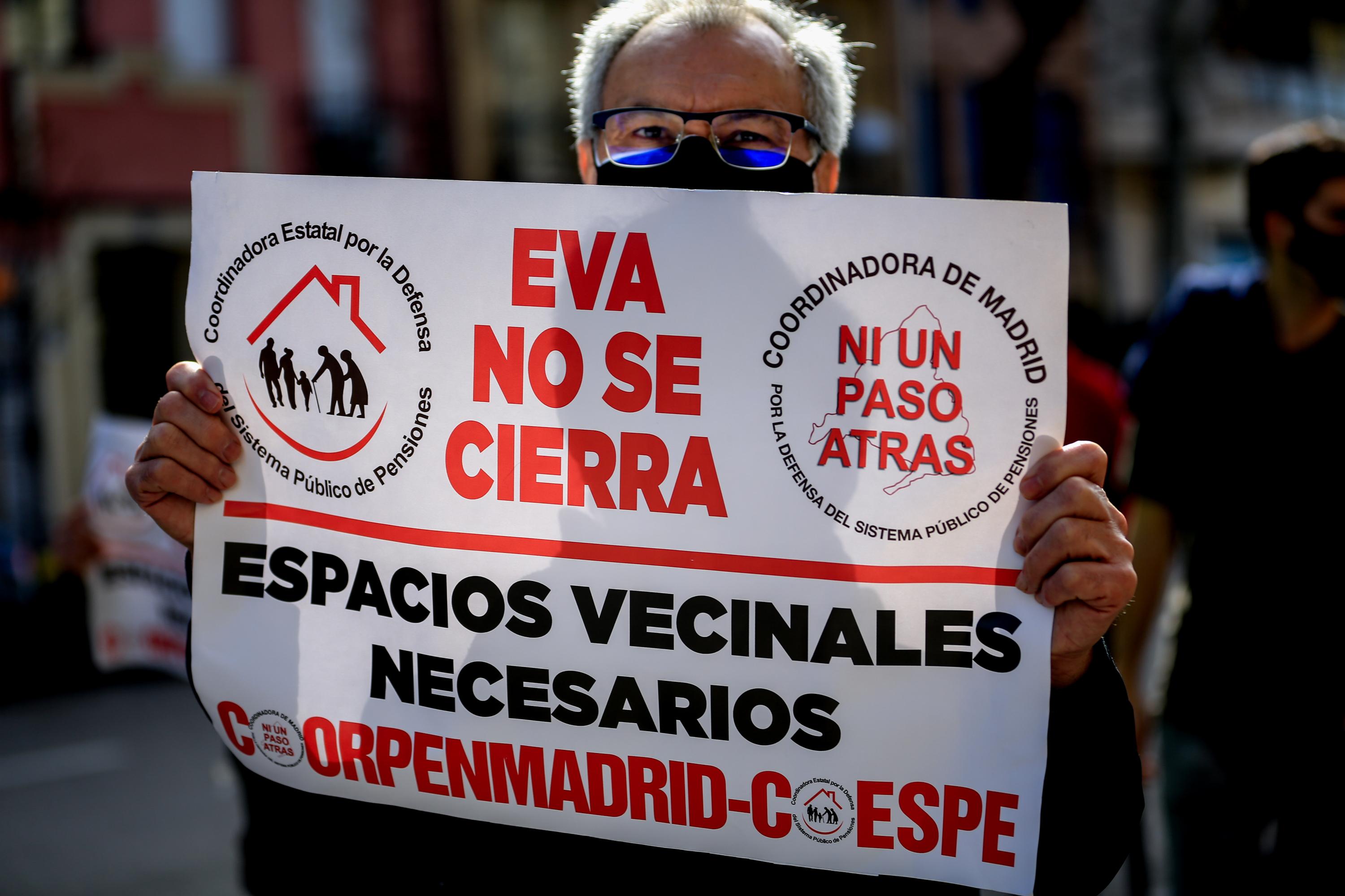 Una mujer con un cartel en el que se lee: `Eva no se cierra´ durante la manifestación en defensa de la continuación de EVA en el antiguo mercado de frutas y verduras de Legazpi. EP