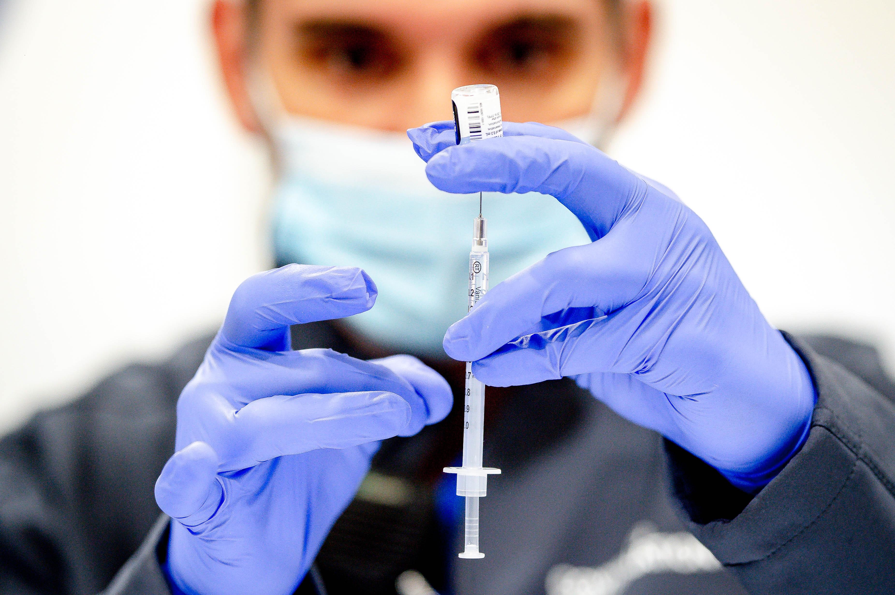 Un farmacéutico prepara una dosis de la vacuna Pfizer en California (EEUU). EUROPAPRESS