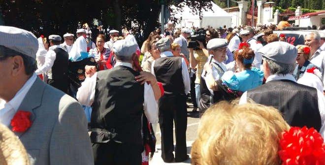 Varias parejas bailan el chotis en las fiestas de San Isidro de 2018. Foto Web de Turismo de Madrid