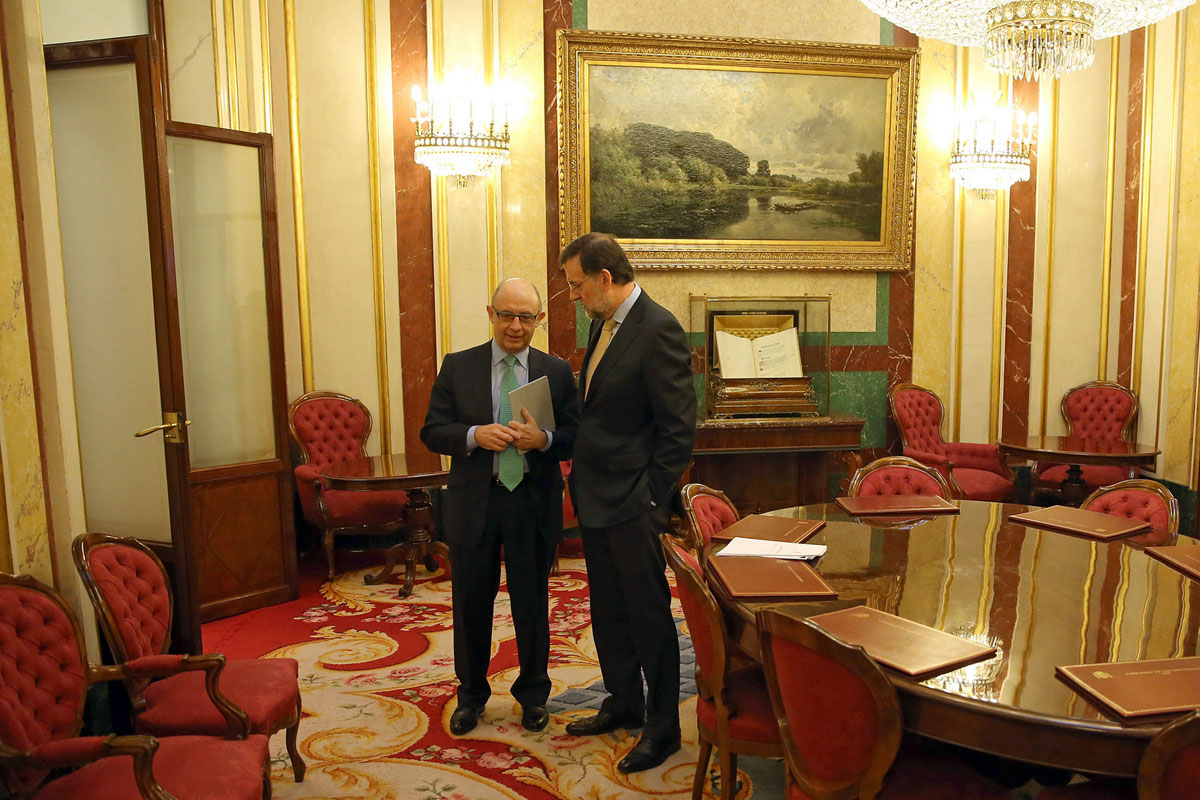 El presidente del Gobierno, Mariano Rajoy, conversa con el ministro de Hacienda, Cristóbal Montoro, en el Congreso