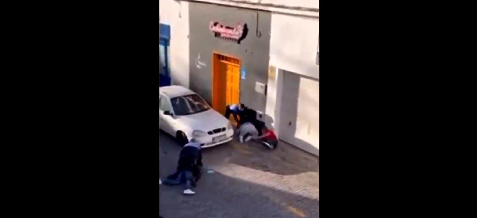 Brutal paliza de dos policías locales a dos personas en Arrecife (Lanzarote). Fuente: Twitter.