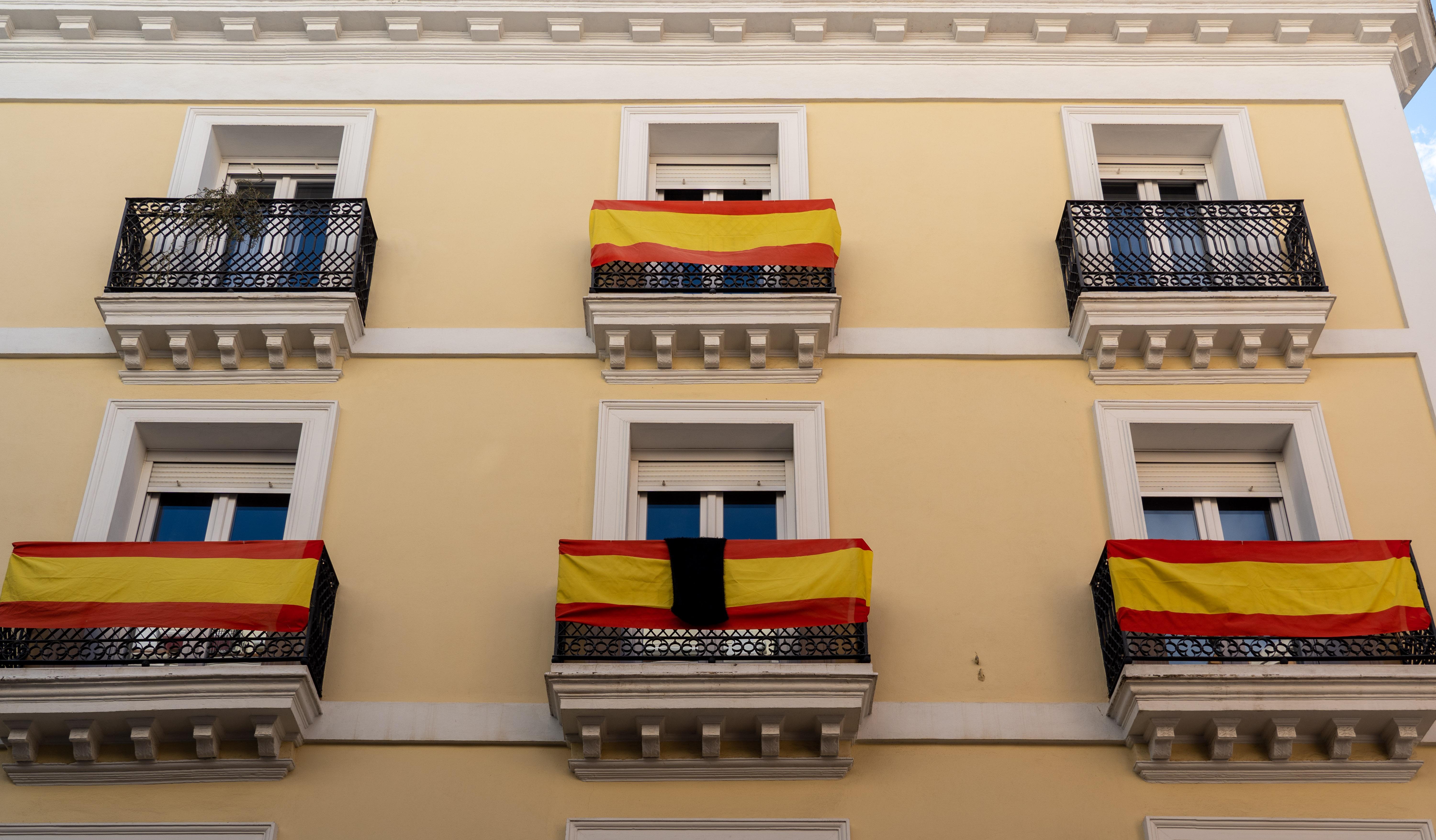 Fachada de un edificio con la bandera de España en los balcones. Fuente: Europa Press.