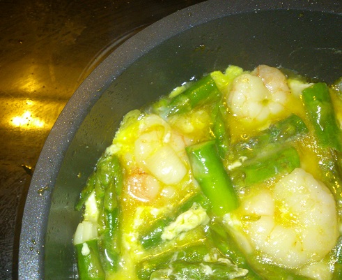 Revuelto de espárragos con gambas y empanada de atún rojo Revuelto de espárragos con gambas y empanada de atún rojo