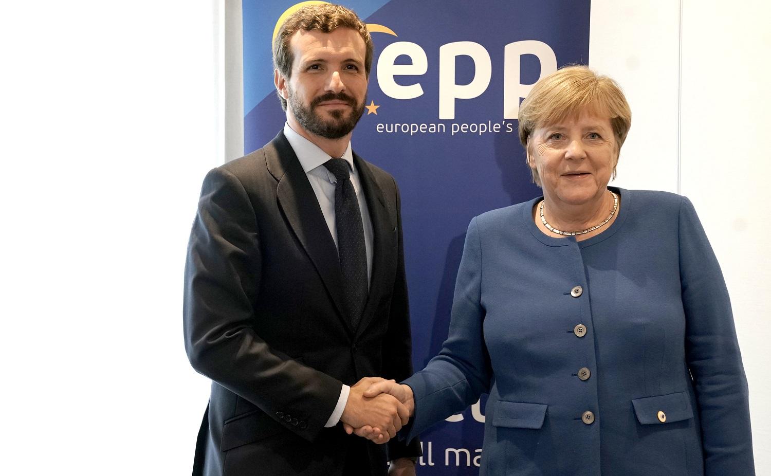 Pablo Casado junto a Angela Merkel en una imagen de archivo. Fuente: PP.