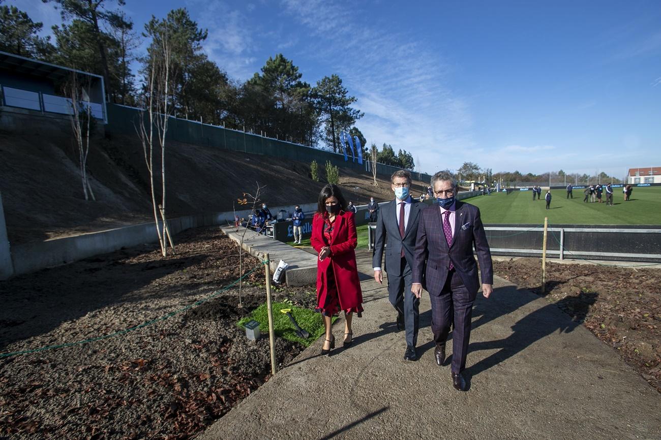 Imagen de finales de noviembre pasado del presidente de la Xunta, la alcaldesa de Mos y el dueño del R.C. Celta en la inauguración de la ciudad deportiva del club vigués (Foto: Xunta).