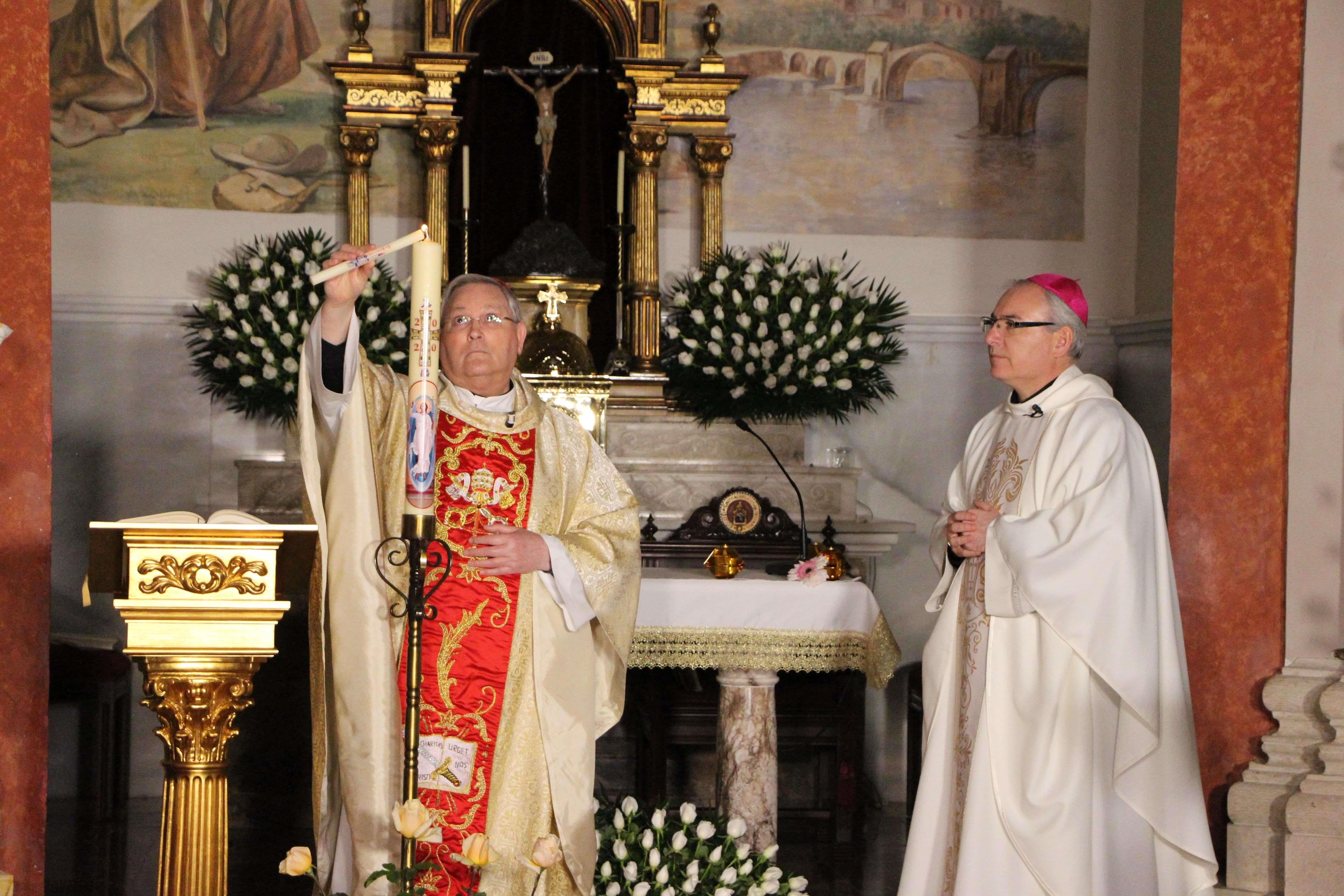 El obispo de la Diócesis de Cartagena, José Manuel Lorca Planes, durante la Vigilia Pascual. Europa Press.