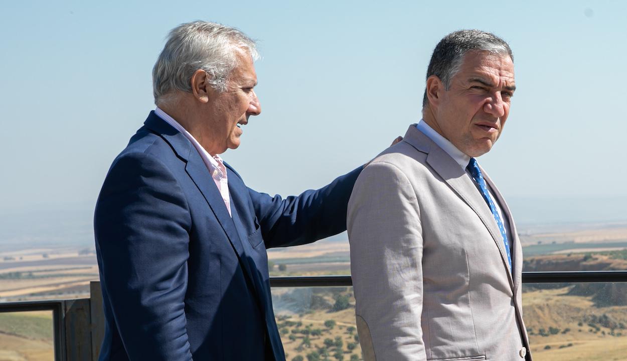 Javier Arenas y el consejero de Presidencia, Elías Bendodo, en 2019. JESÚS PRIETO/EP