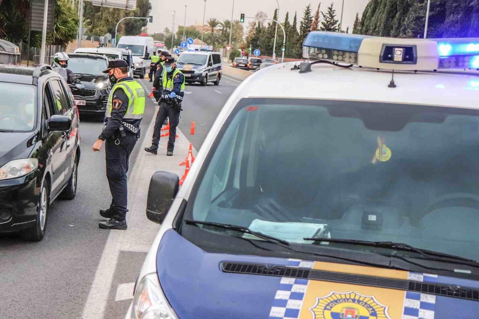 Patrullas de la Policía Local de Alicante en un cierre perimetral de la ciudad este fin de semana. EP