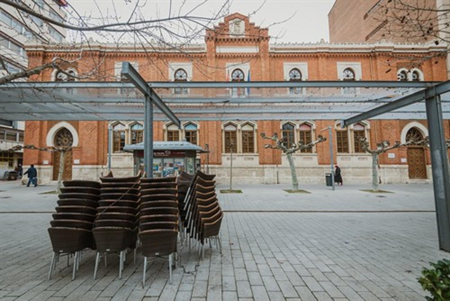 Sillas apiladas en una terraza. Fuente: Europa Press.