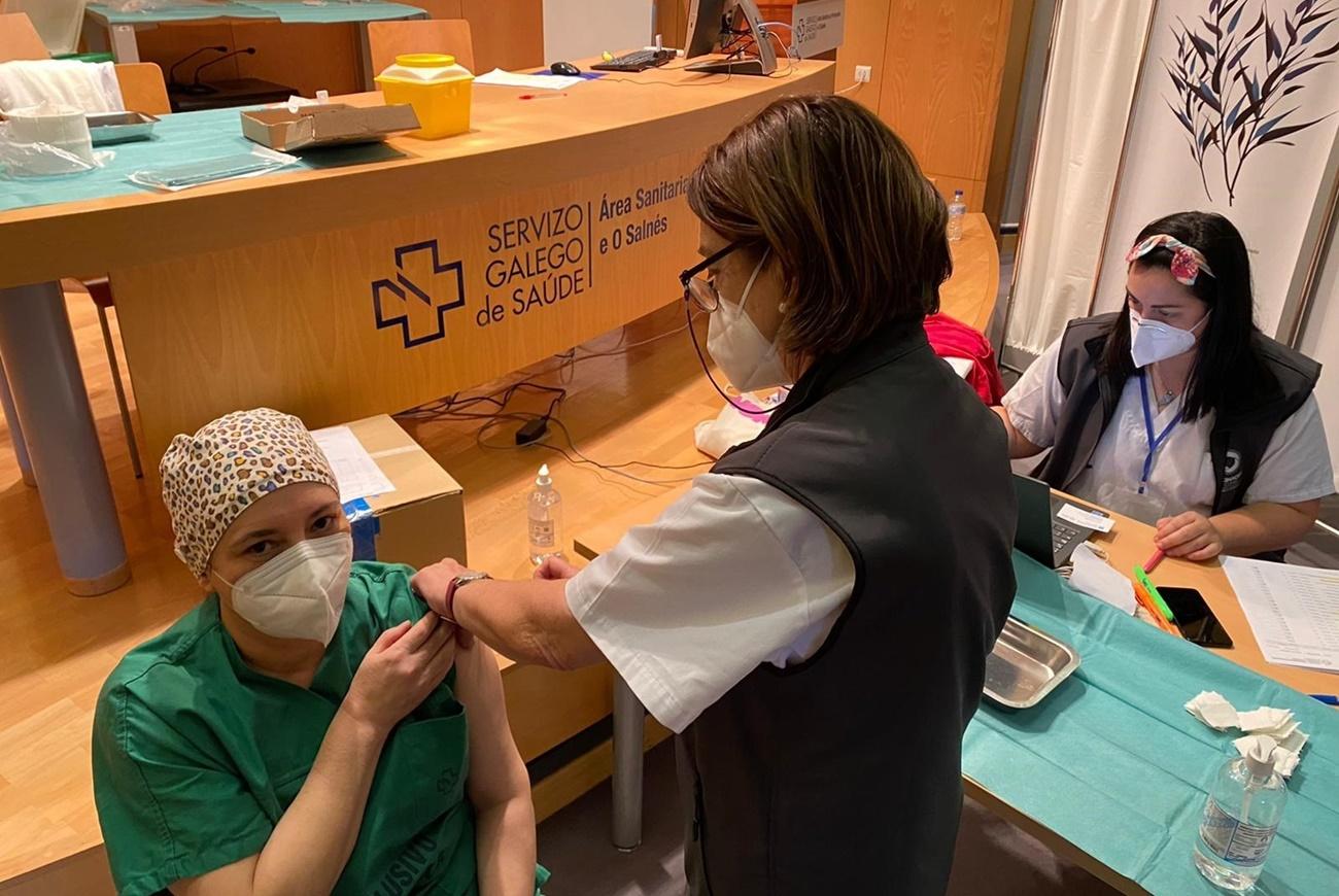 Imagen de la vacunación de una de las profesionales sanitarias del Servizo Galego de Saúde (Foto: Europa Press).