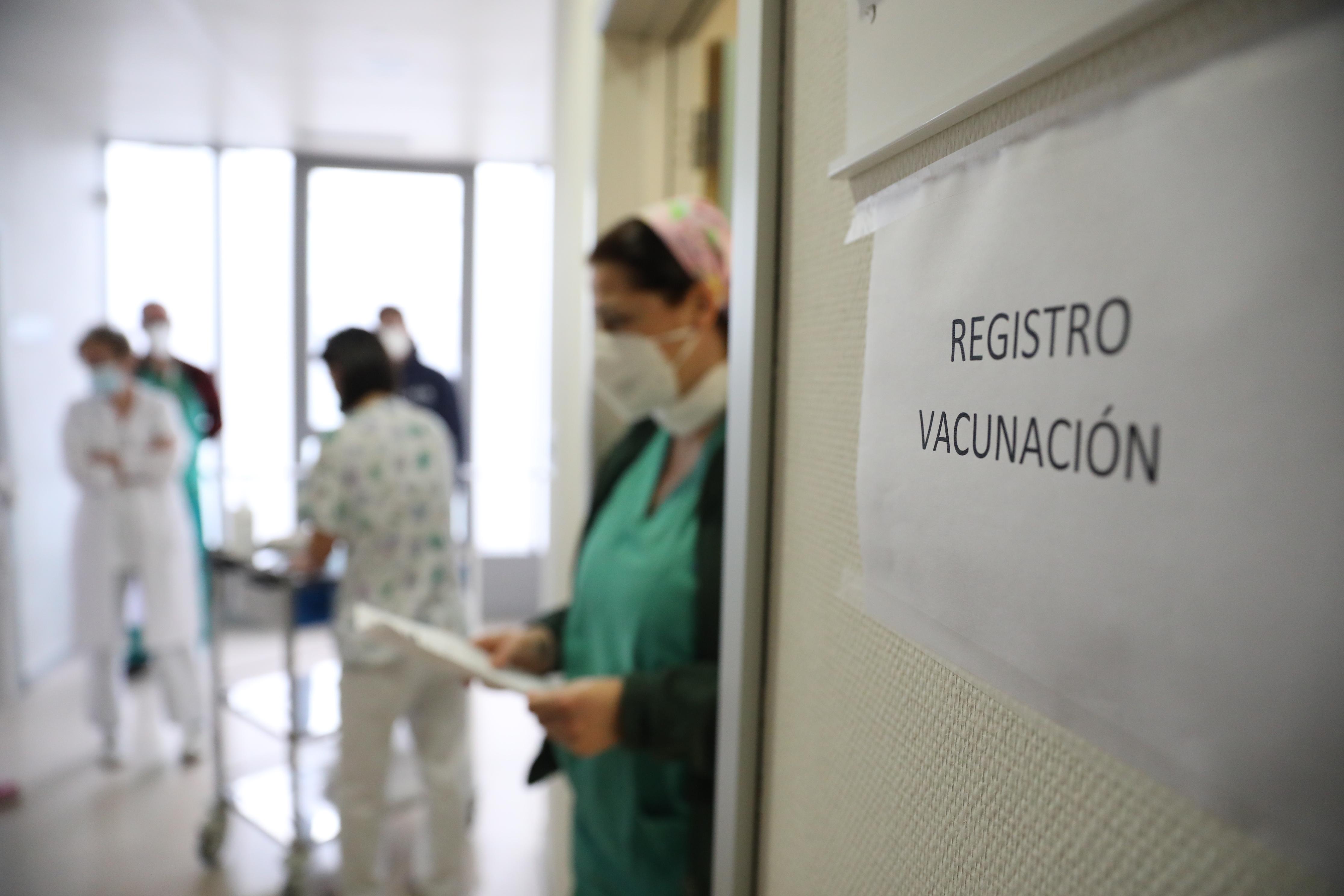 Trabajadores sanitarios en la sala de registro de vacunación para inyectar la vacuna de Pfizer-BioNTech contra la Covid-19. EP